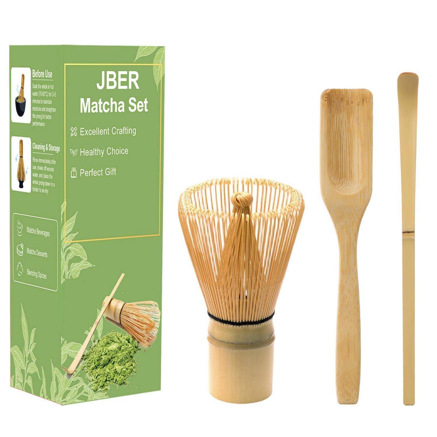 JBER Matcha-Set mit grüner Verpackung, Bambusquirl, Löffel und Teelöffel auf weißem Hintergrund dargestellt.