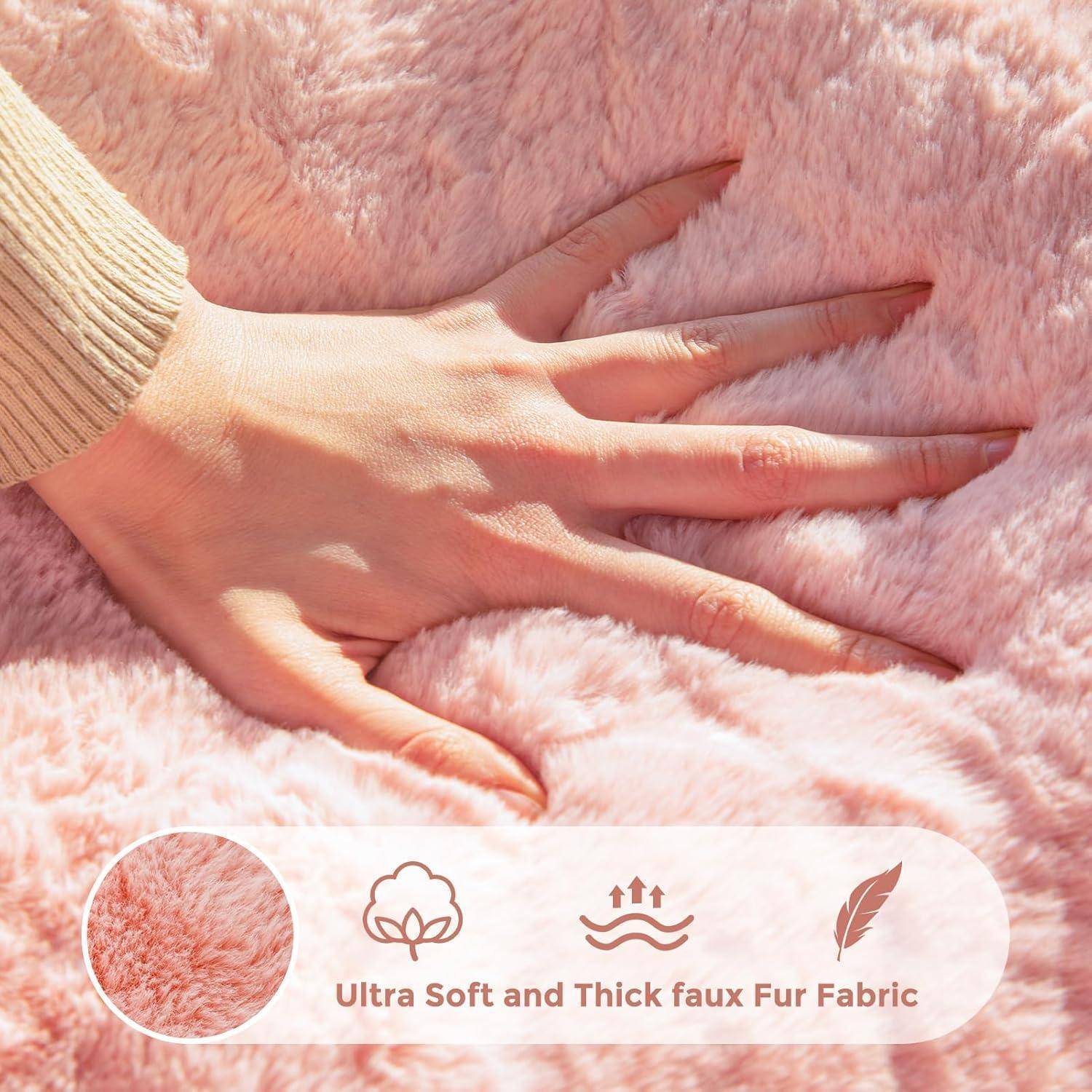 Hand drückt rosa künstliches Pelzstoff mit Beschriftung "Ultra weiches und dickes Kunstpelzstoff"".