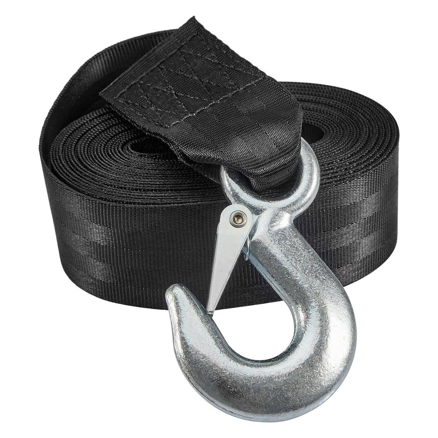 Schwarzer Abschleppgurt mit Metallhaken, aufgerollt auf weißem Hintergrund, verwendet zum Sichern oder Abschleppen von Lasten.