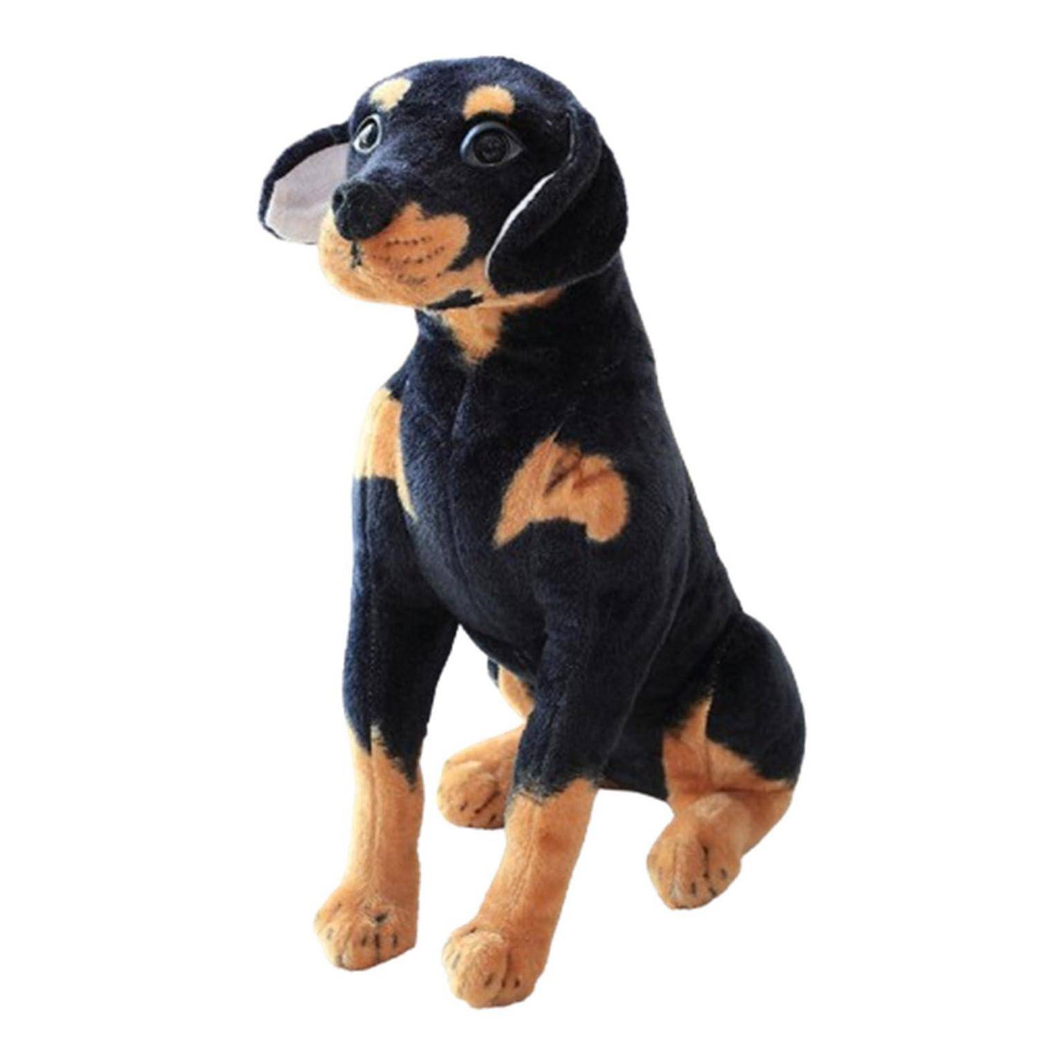 Weiches Plüsch-Hundespielzeug mit schwarzen und braunen Markierungen, das vor einem einfachen weißen Hintergrund sitzt.