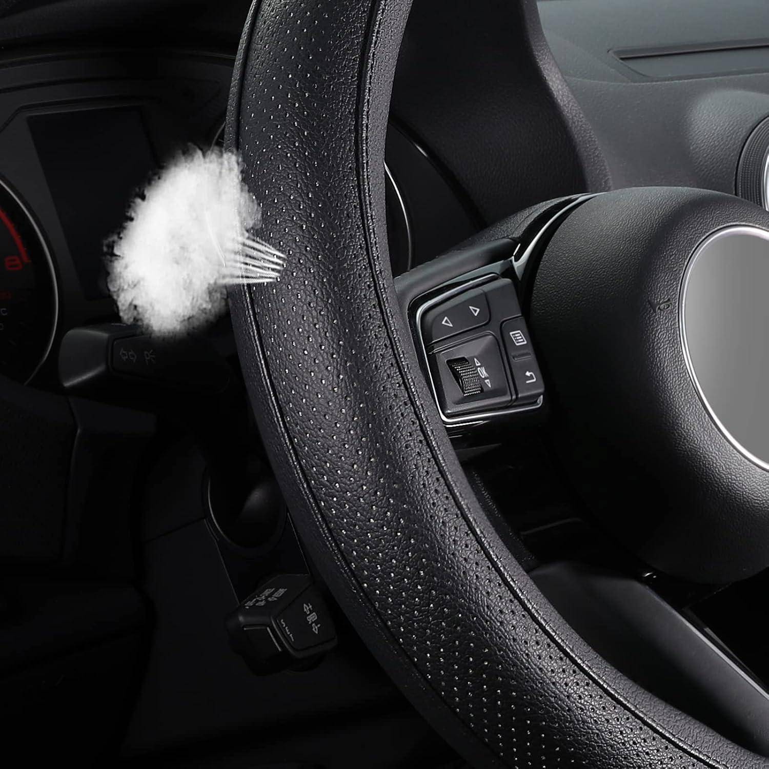 Lenkrad des Autos mit Innenraum und weißem Airbag, der sich aus der Nabe des Lenkrads auf der Fahrerseite entfaltet.