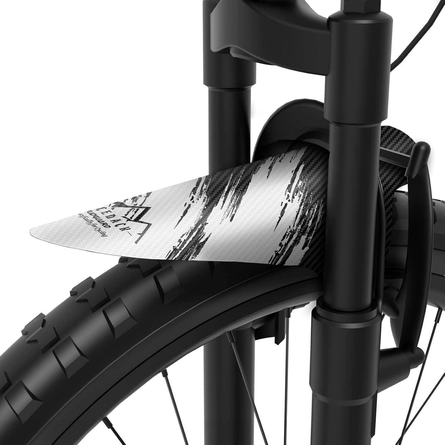 Nahaufnahme eines Fahrradvorderrads mit einem über dem Reifen angebrachten Schutzblech/Spritzschutz.