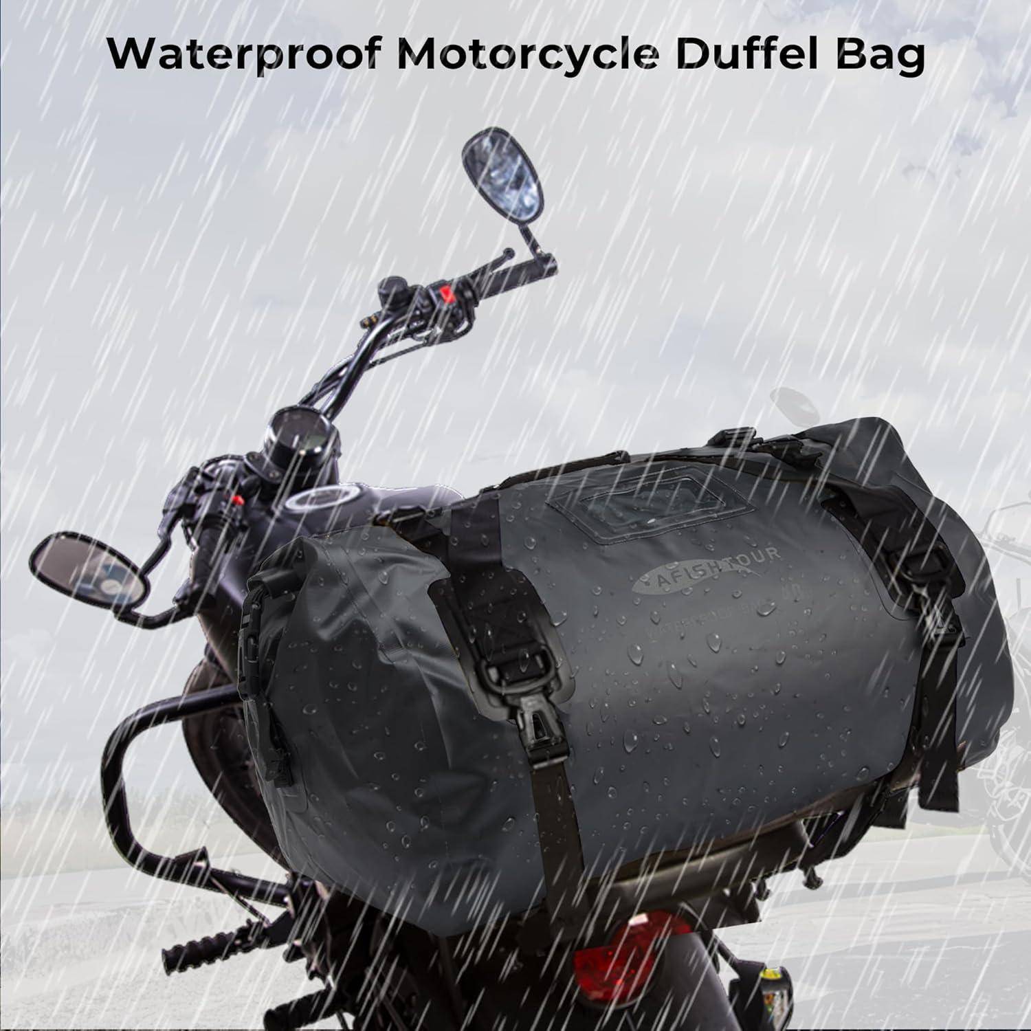 Wasserdichte Motorrad-Reisetasche, die bei starkem Regen an einem Motorrad befestigt ist und eine schwarze Roll-Top-Tasche zeigt, die zum Schutz vor Witterungseinflüssen entwickelt wurde.