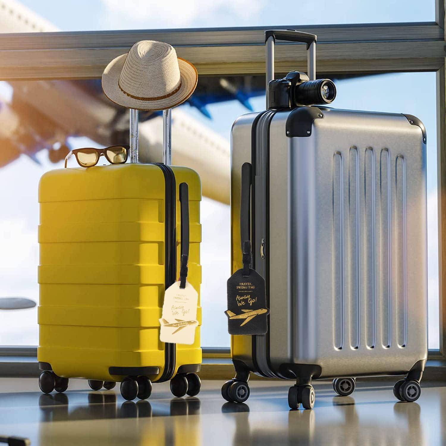 Zwei gepackte Koffer auf einem Flughafenboden: ein gelber Koffer mit einem Hut und einer Sonnenbrille, und ein silberner Koffer mit einer Kamera und Gepäckanhängern.