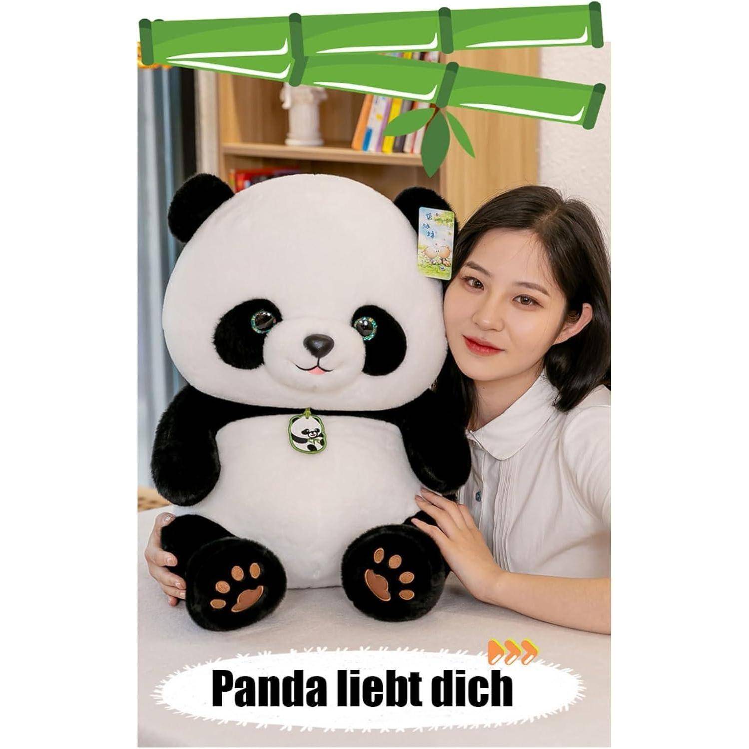 Frau posiert mit einem großen Plüsch-Panda; Text unten sagt „Panda liebt dich