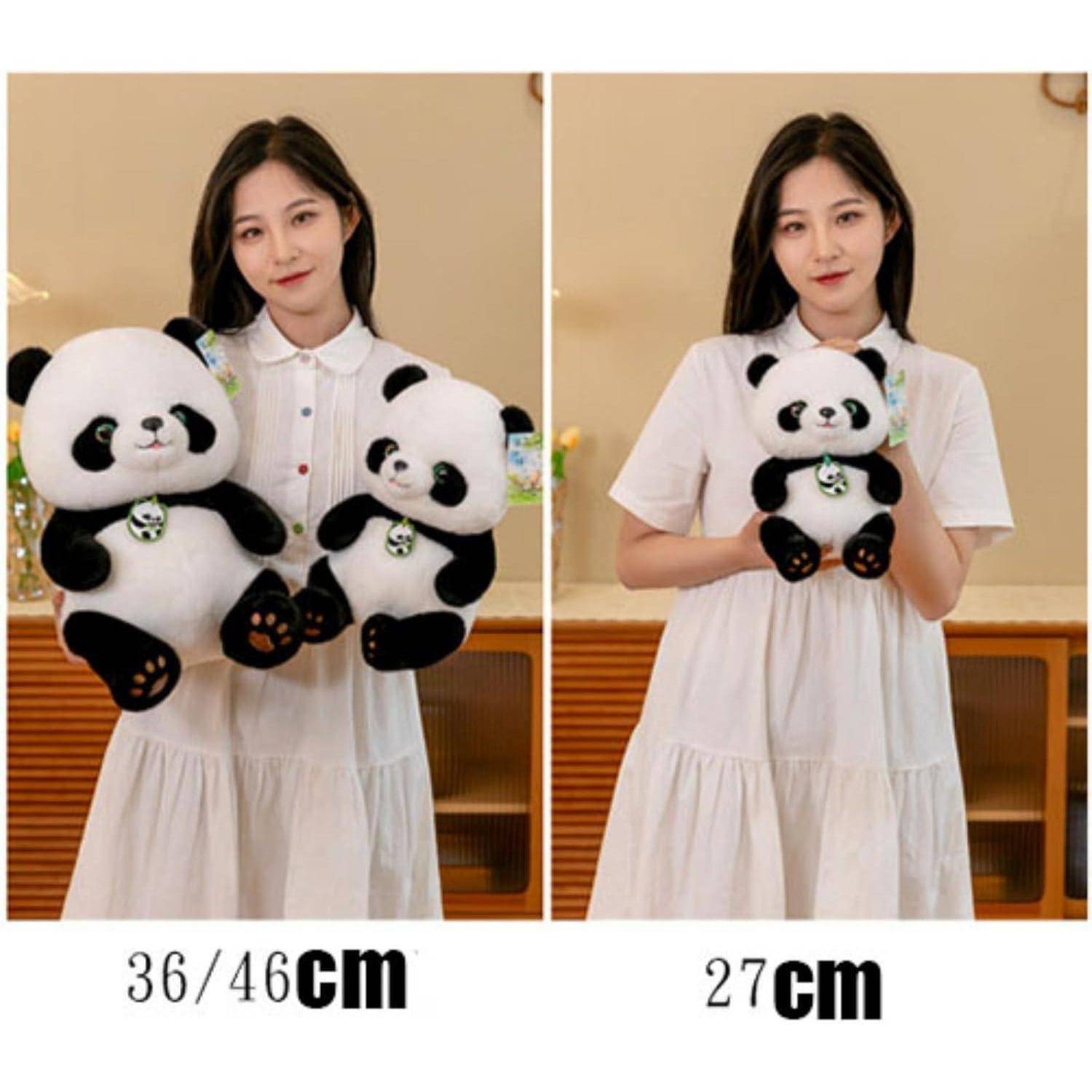 Produktfoto nebeneinander: Eine Frau hält ein Panda-Plüschtier in zwei Größen, auf der linken Seite mit '36/46 cm' gekennzeichnet und auf der rechten Seite mit '27 cm' gekennzeichnet.