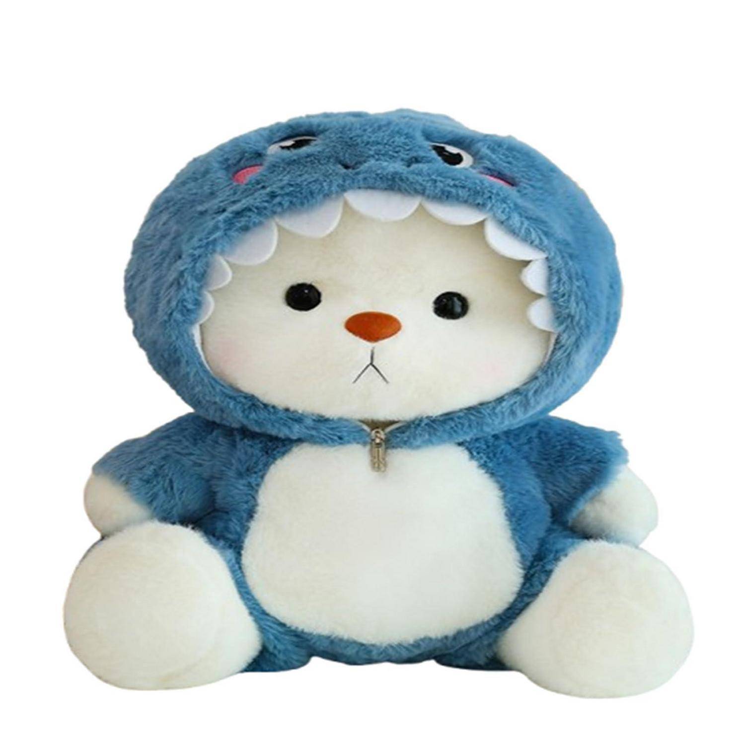 Weißer Teddybär aus Plüsch in einem blauen Hai-Kostümumhang, frontal auf einem schlichten weißen Hintergrund.