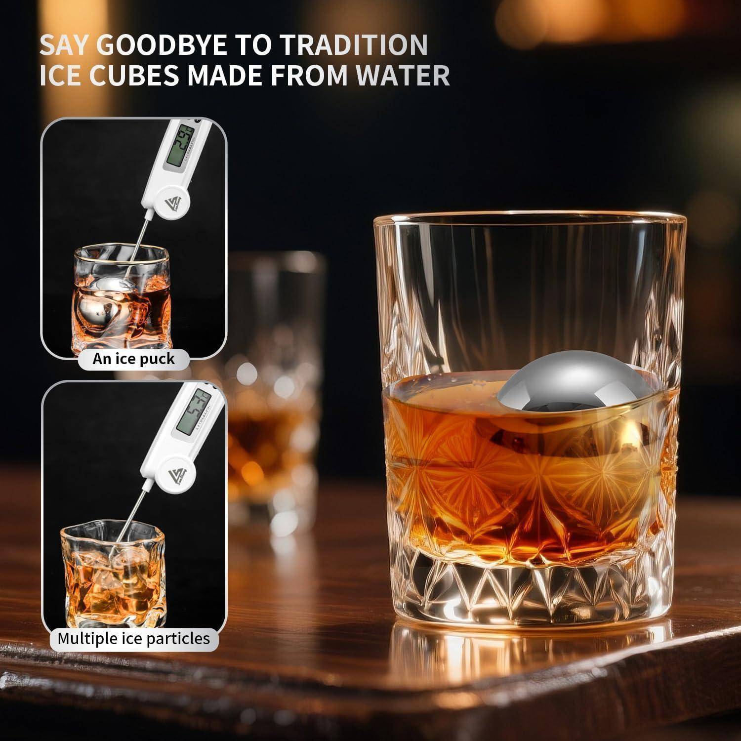 Werbebild eines Whiskey-Glases mit einem kugelförmigen Eiswürfel und dem Text „Verabschieden Sie sich von traditionellen Eiswürfeln aus Wasser