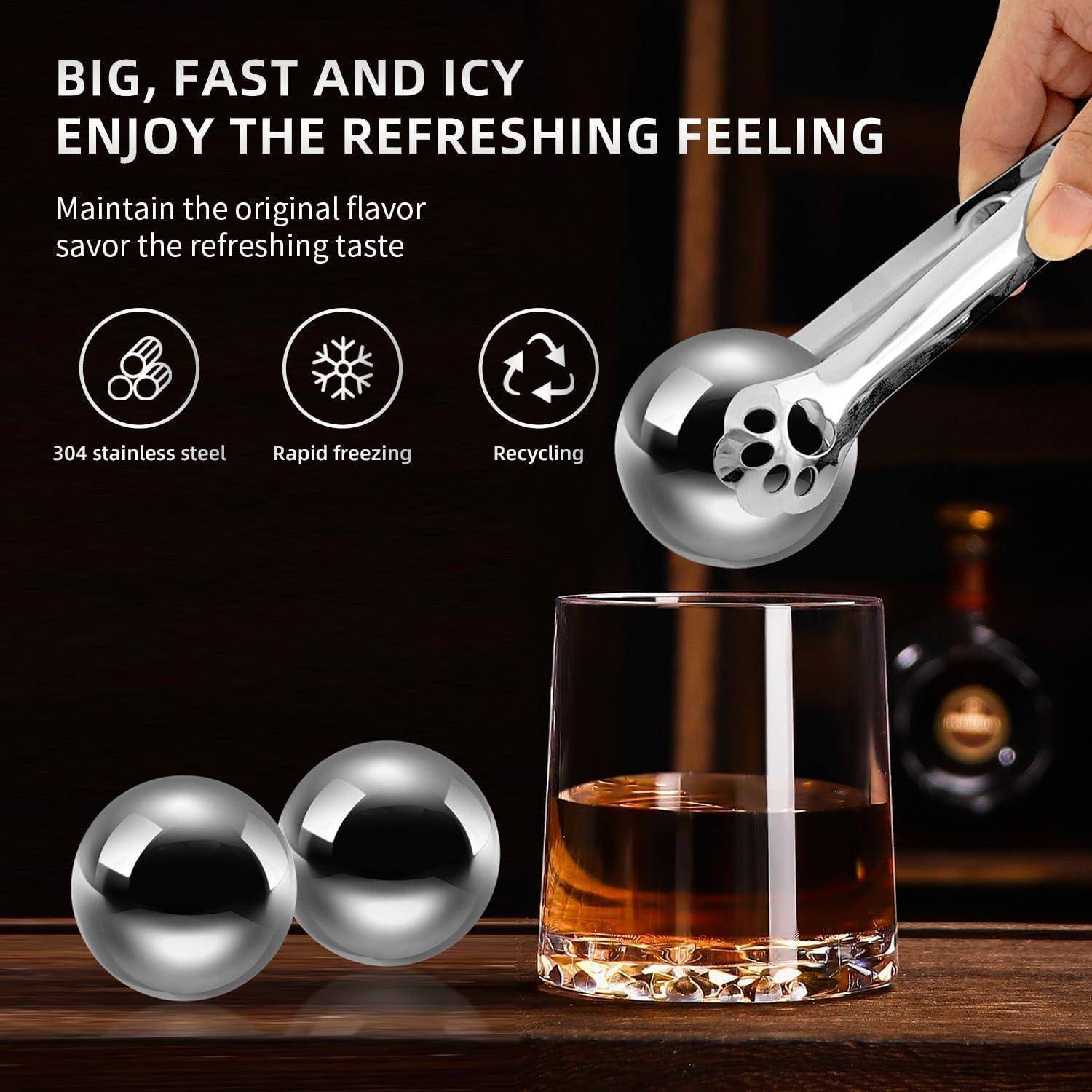 Werbebild von Edelstahl-Whiskey-Kühlkugeln und einer Schaufel, die eine in ein Glas legt; der Text sagt „GROSS, SCHNELL UND EISKALT