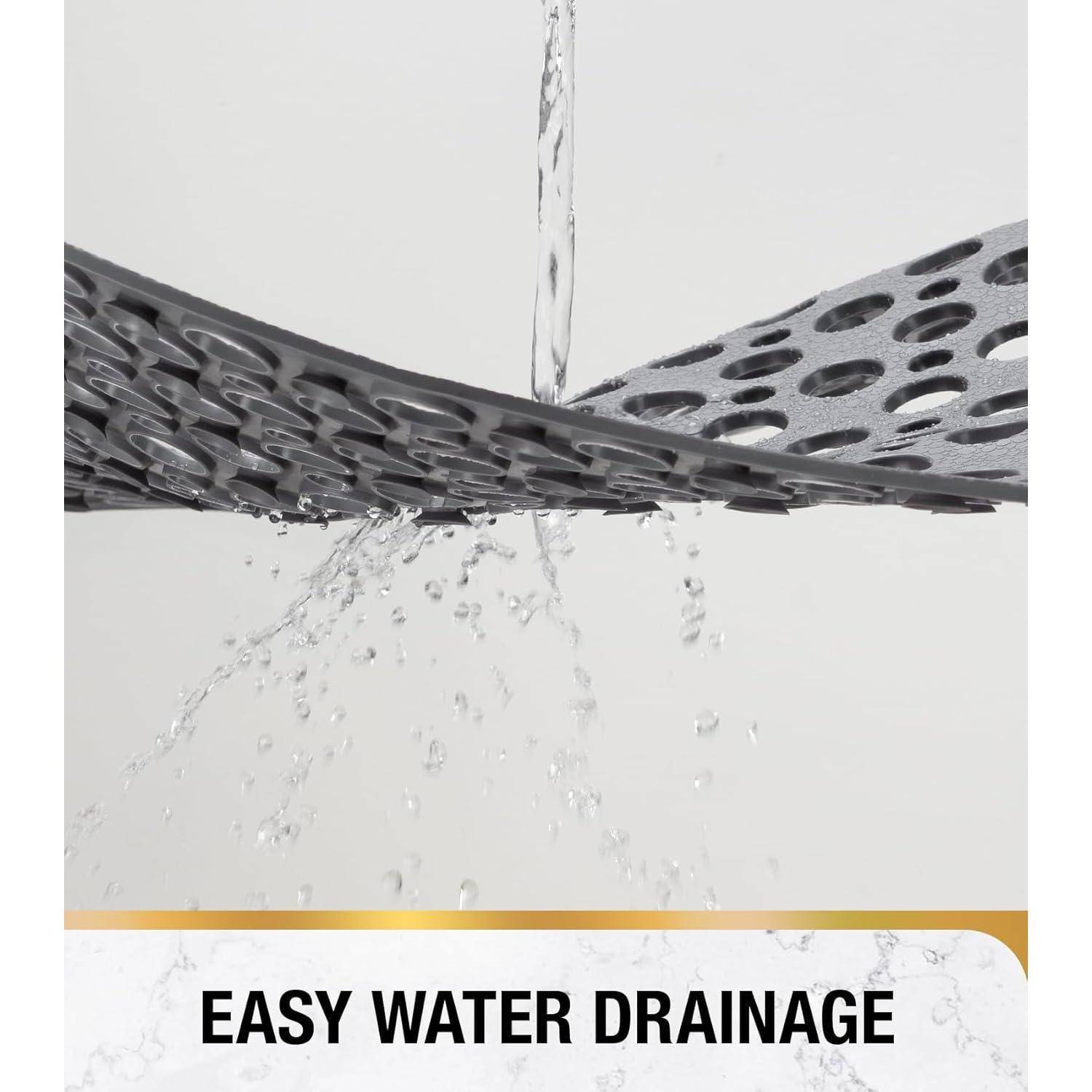 Nahaufnahme von Wasser, das durch eine perforierte Metalloberfläche fließt, das "EINFACHE WASSERDRAINAGE"" veranschaulicht.