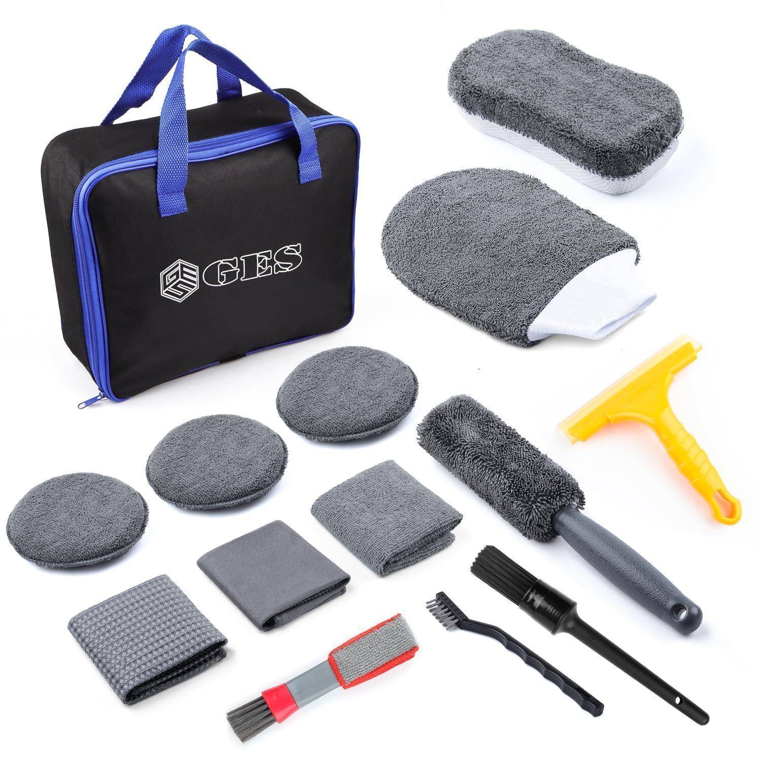 Reinigungsset mit schwarzem Transportkoffer, Mikrofaser-Handschuhen und Tüchern, Scheuerpads, Bürsten und gelbem Fensterabzieher auf weißem Hintergrund