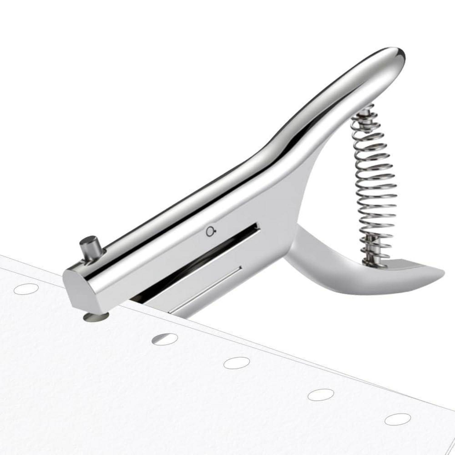 Chrome-Hebellochstanzer auf weißem Papier mit sichtbaren gestanzten Löchern, verwendet zum Abheften von Dokumenten.