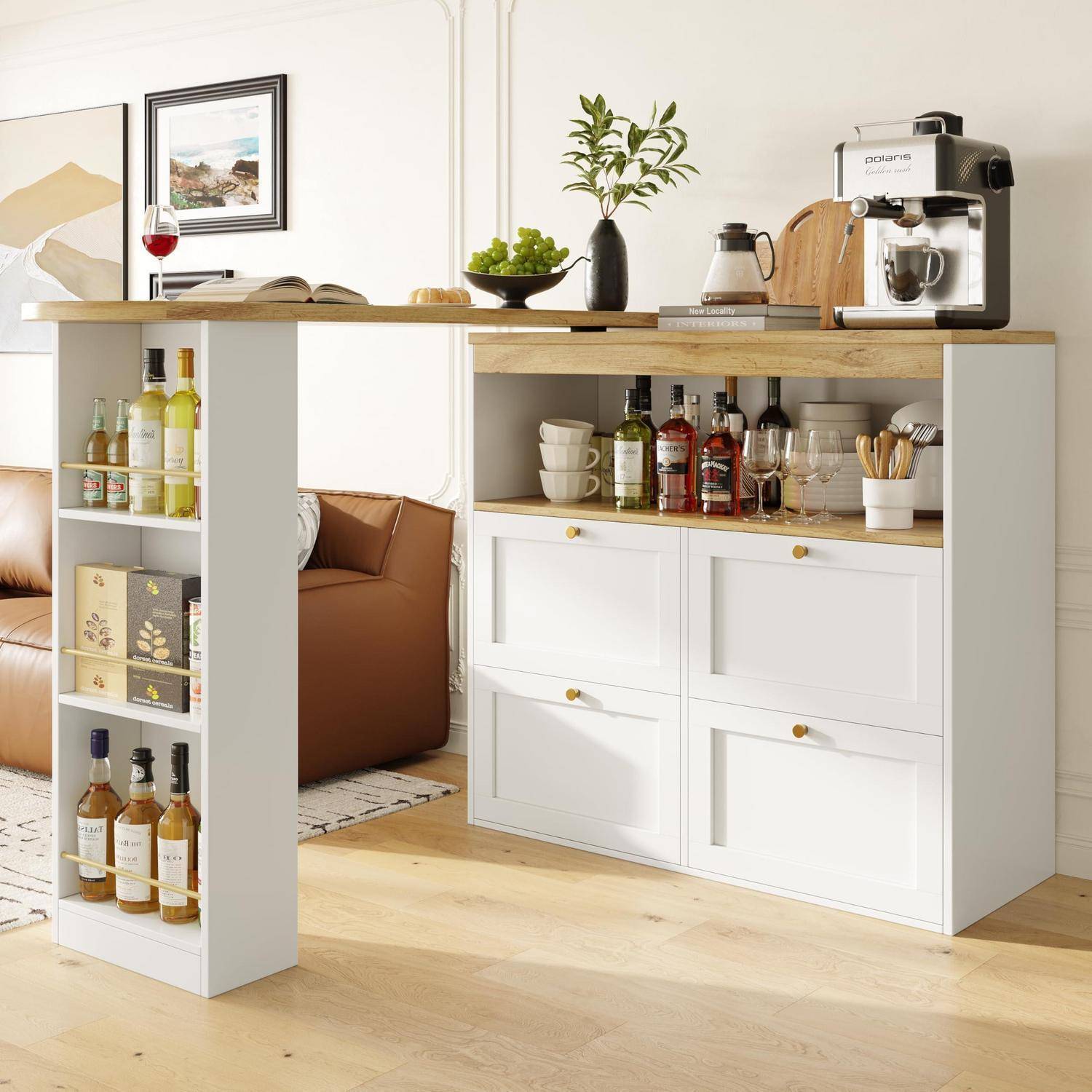 Moderne Kücheninsel mit weißen Schränken und offenen Regalen, auf denen Weinflaschen, Gläser, Tassen, eine Pflanze und eine Kaffeemaschine ausgestellt sind.