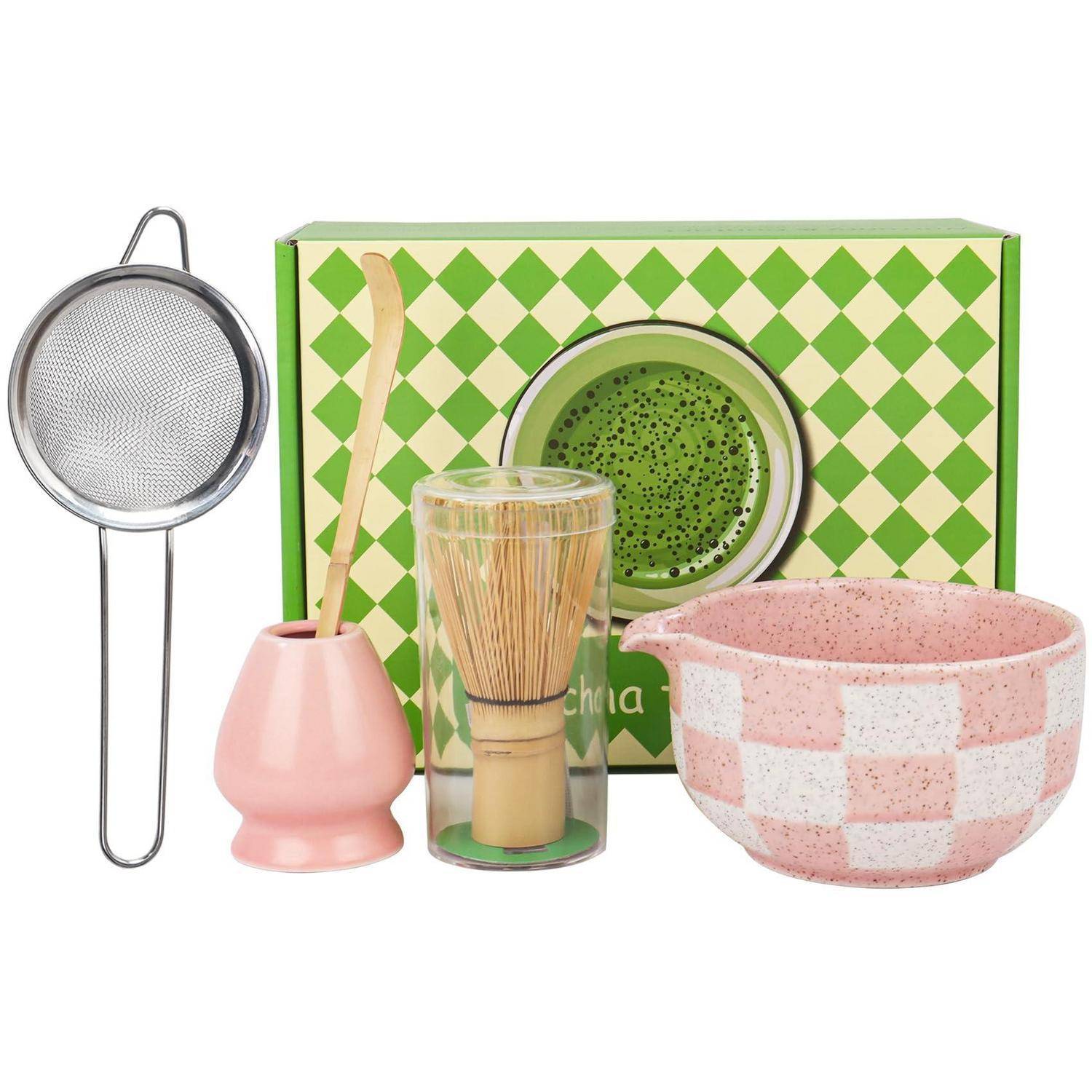Matcha-Tee-Set mit Sieb, Bambusbesen, rosa Besenhaltung, Chasen-Abdeckung und rosa Matcha-Schale vor grüner gemusterter Schachtel