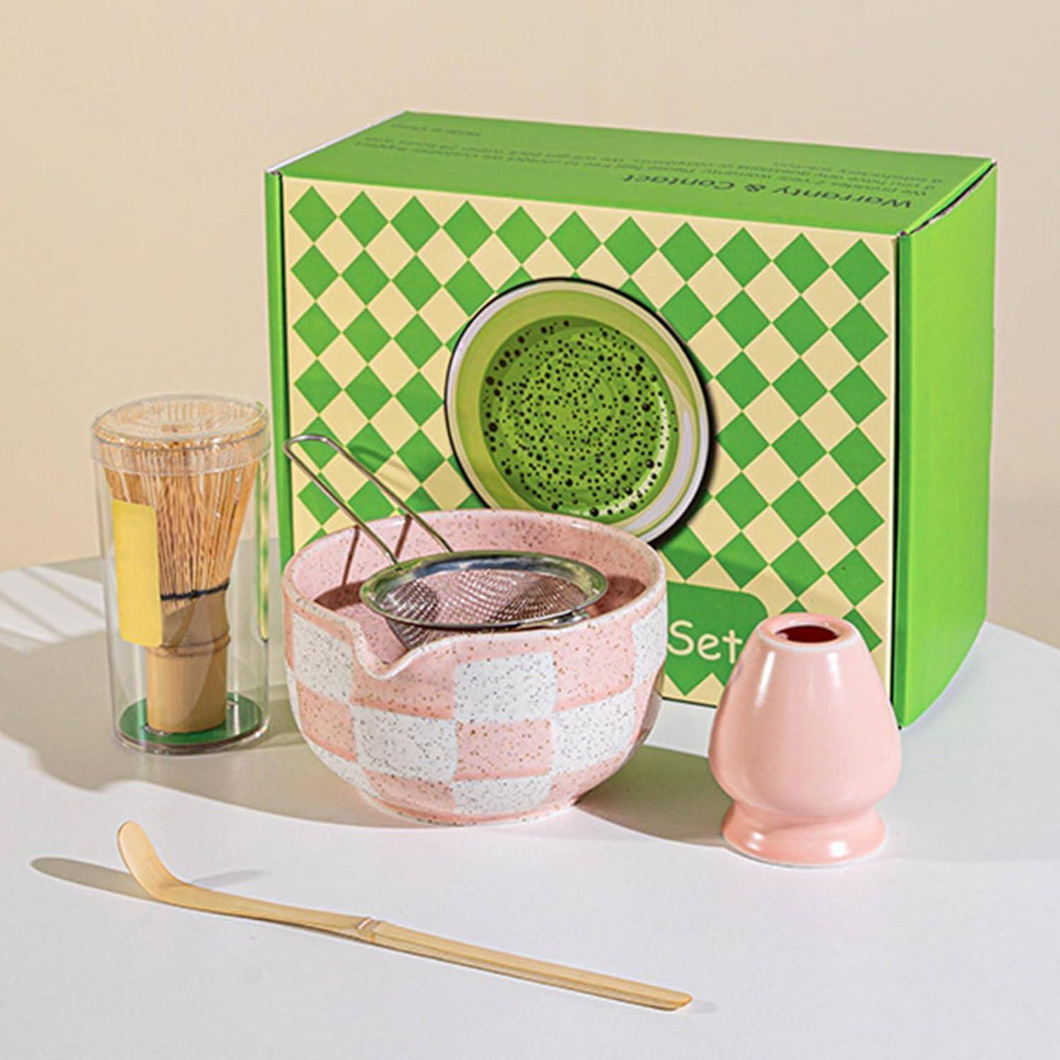 Matcha-Tee-Set mit Schale, Besen, Sieb, Bambusschaufel, Chasen-Halter und verpackter Geschenkbox in grünem Karomuster.