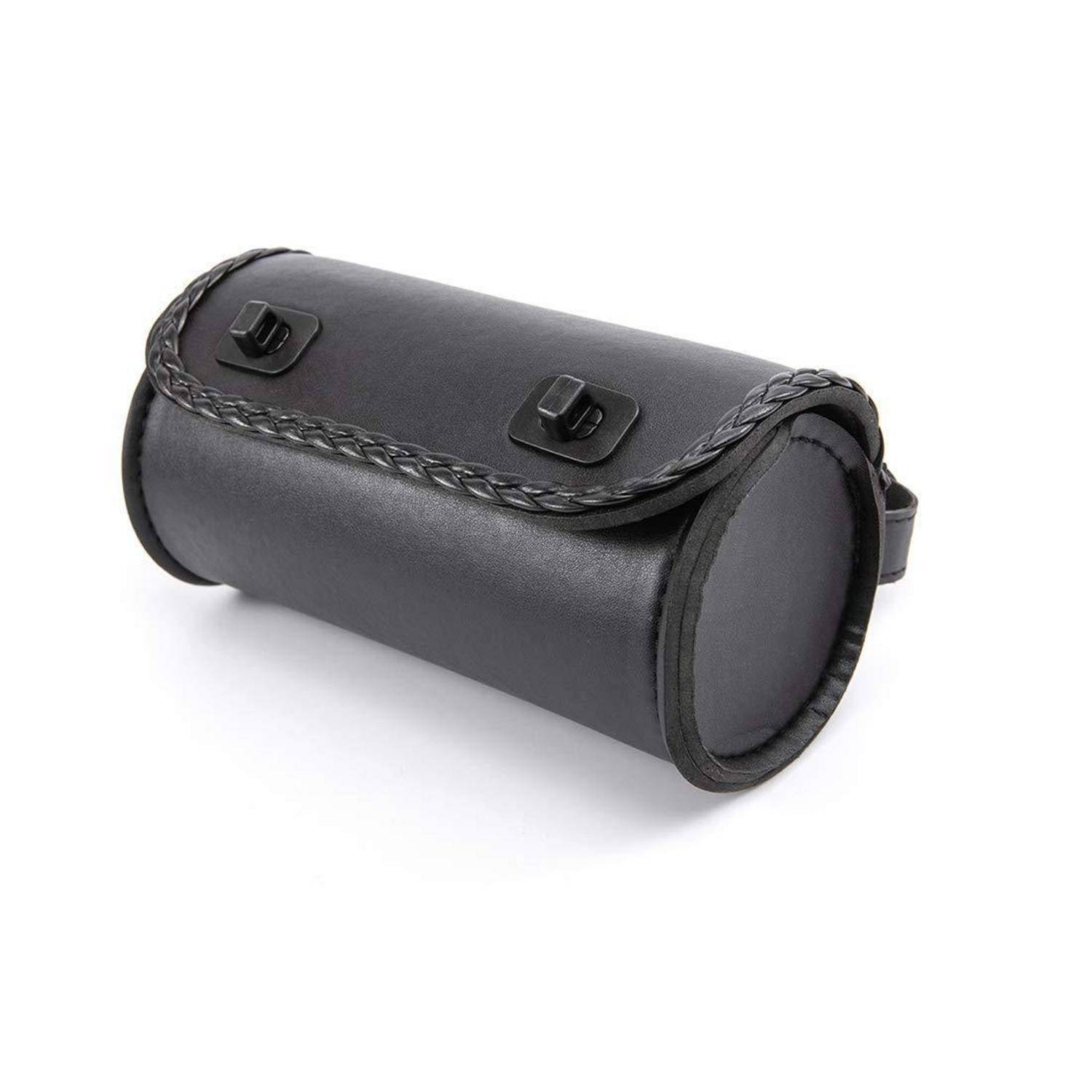 Schwarze zylindrische Leder-Motorrad-Werkzeugtasche mit Riemen- und Schnallenverschluss und geflochtenem Besatz, auf weißem Hintergrund dargestellt.