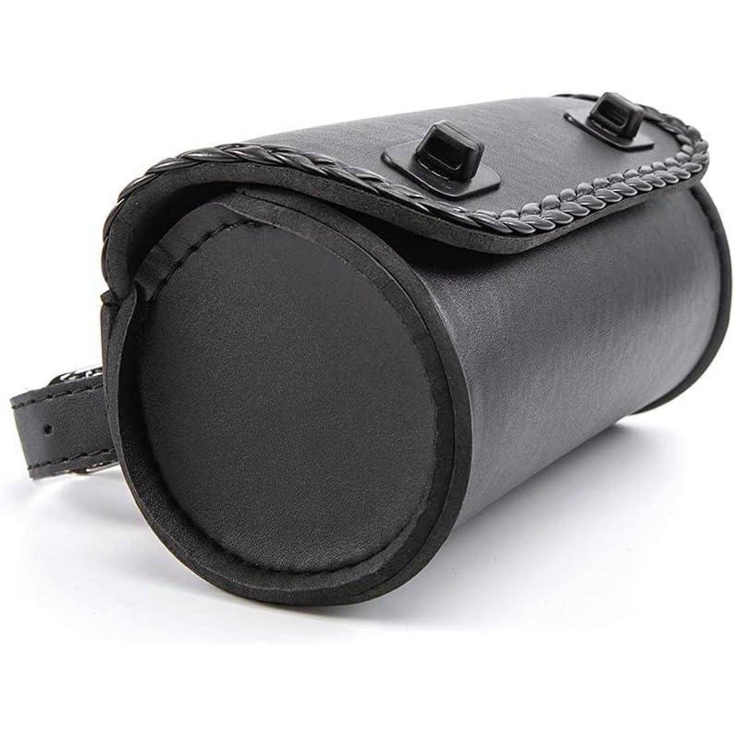 Schwarze zylindrische Ledermotorradtasche mit geflochtener Borte, Schnallenklappe und Seitenriemen auf weißem Hintergrund.
