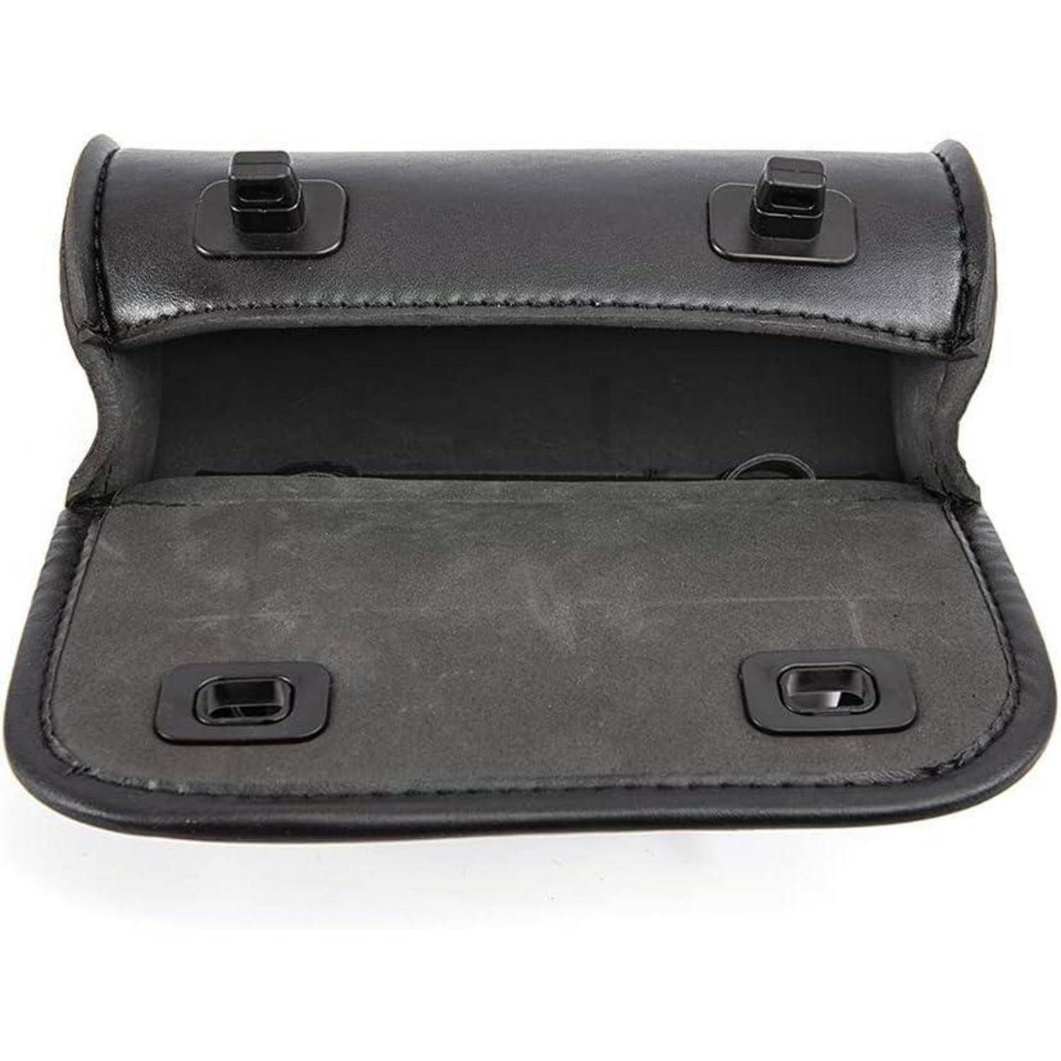Schwarze Ledertasche oder Schutzhülle mit Klappe und vier Druckknöpfen, geöffnet vor weißem Hintergrund dargestellt.