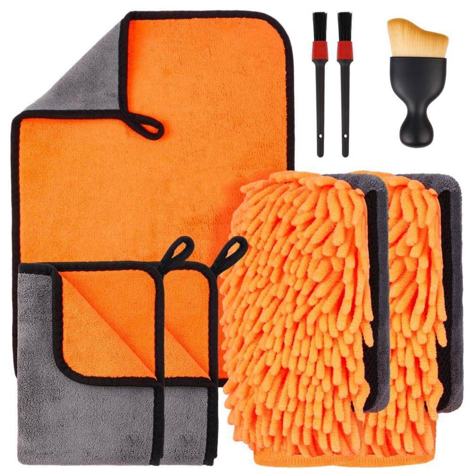 Orange- und grau-Mikrofaser-Autoreinigungs-Set mit gefalteten Tüchern, plüschigem Handschuh, zwei Detaillierungsbürsten und einer Schwammbürste auf weißem Hintergrund.