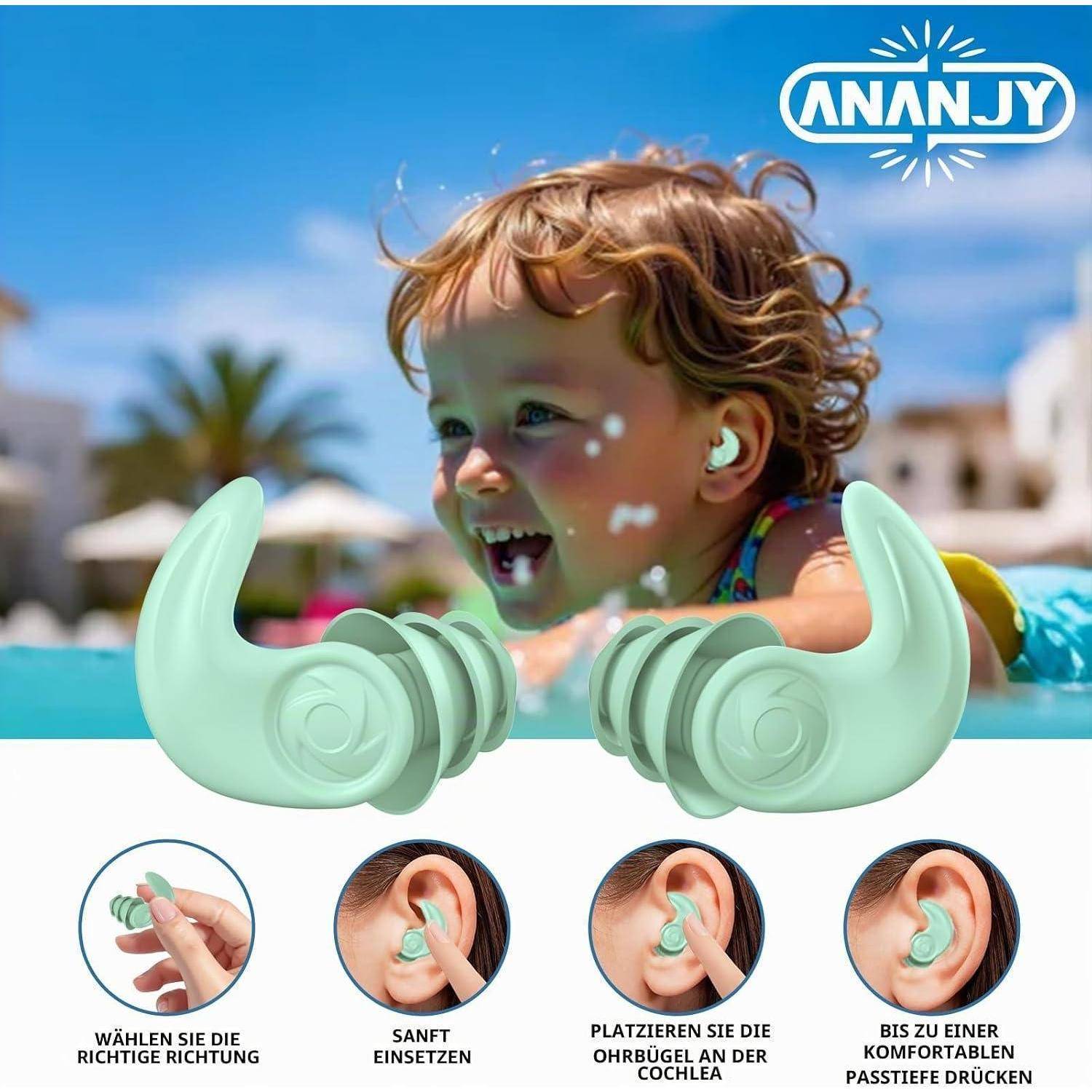 Ein Kind schwimmt in einem Becken und trägt mintgrüne Ohrstöpsel; die Produktanzeige zeigt, wie man die wiederverwendbaren Ohrstöpsel einführt und anpasst, mit „ANANJY