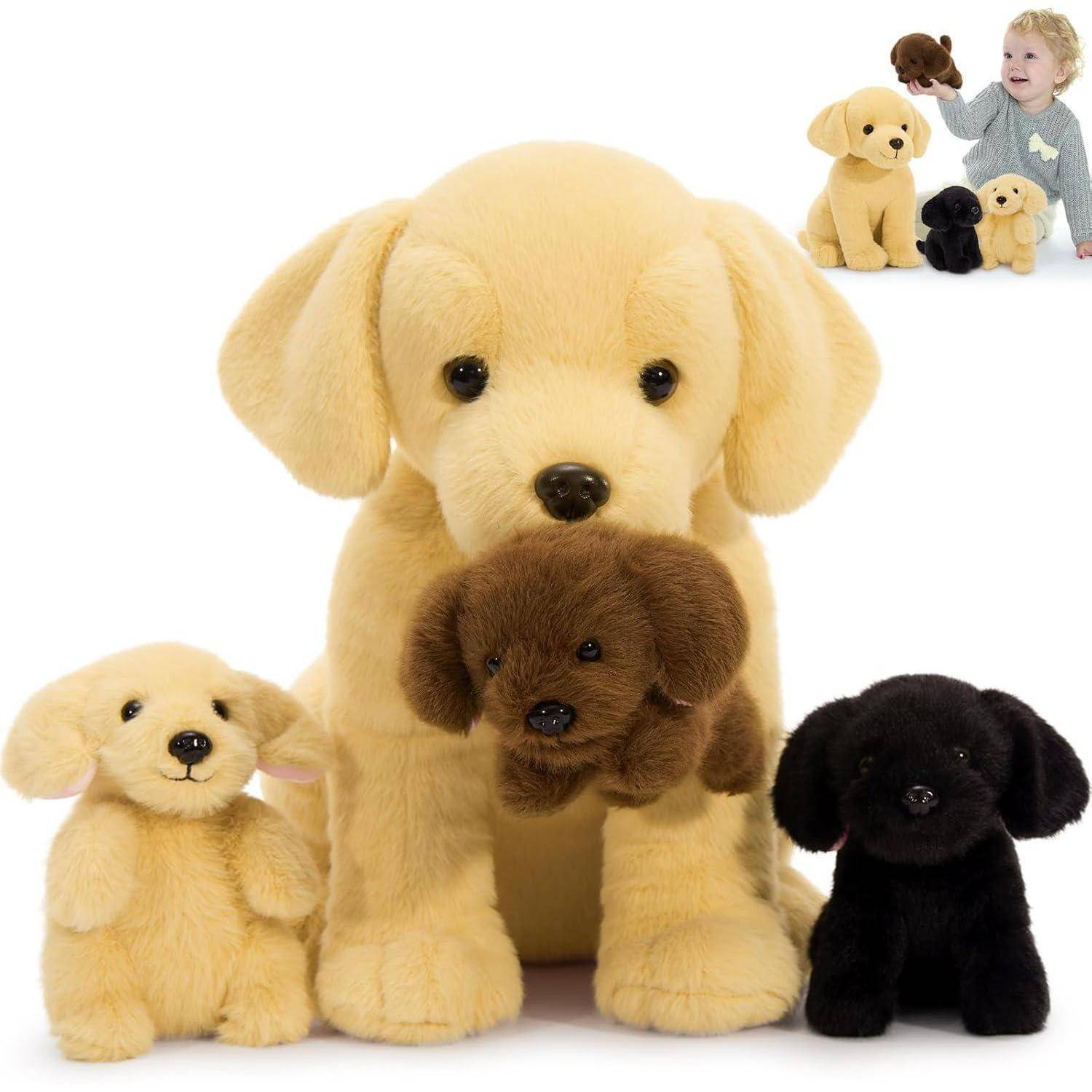 Plüschhunde in verschiedenen Größen und Farben, mit einem großen gelben Plüschhund in der Mitte zwischen kleineren braunen, cremefarbenen und schwarzen Welpen; ein Kind hält einen im Hintergrund.