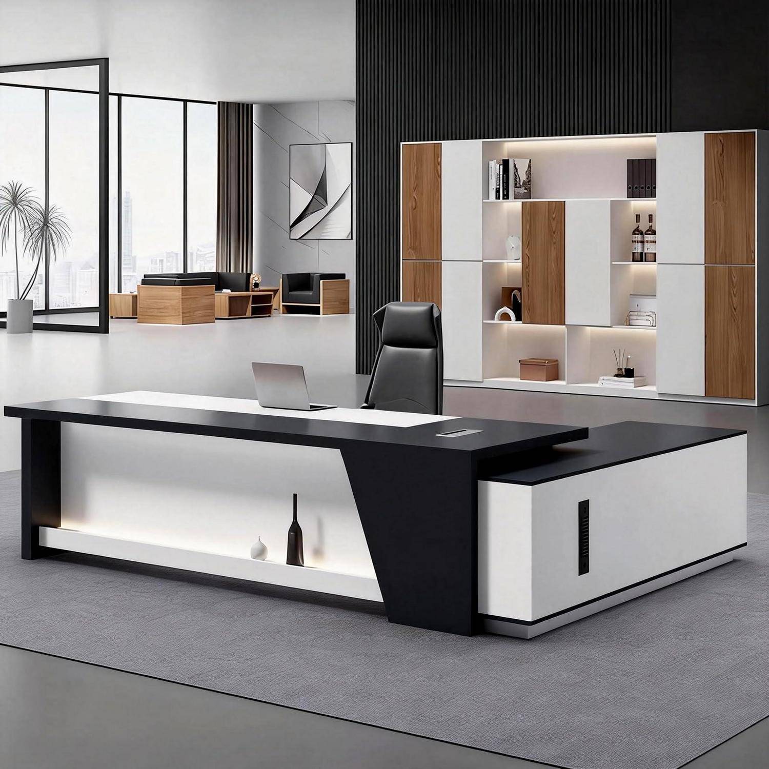 Modernes minimalistisches Büro mit einem schwarz-weißen Schreibtisch für Führungskräfte, Laptop und Stuhl im Vordergrund sowie Wandregalen mit Holzakzenten im Hintergrund.