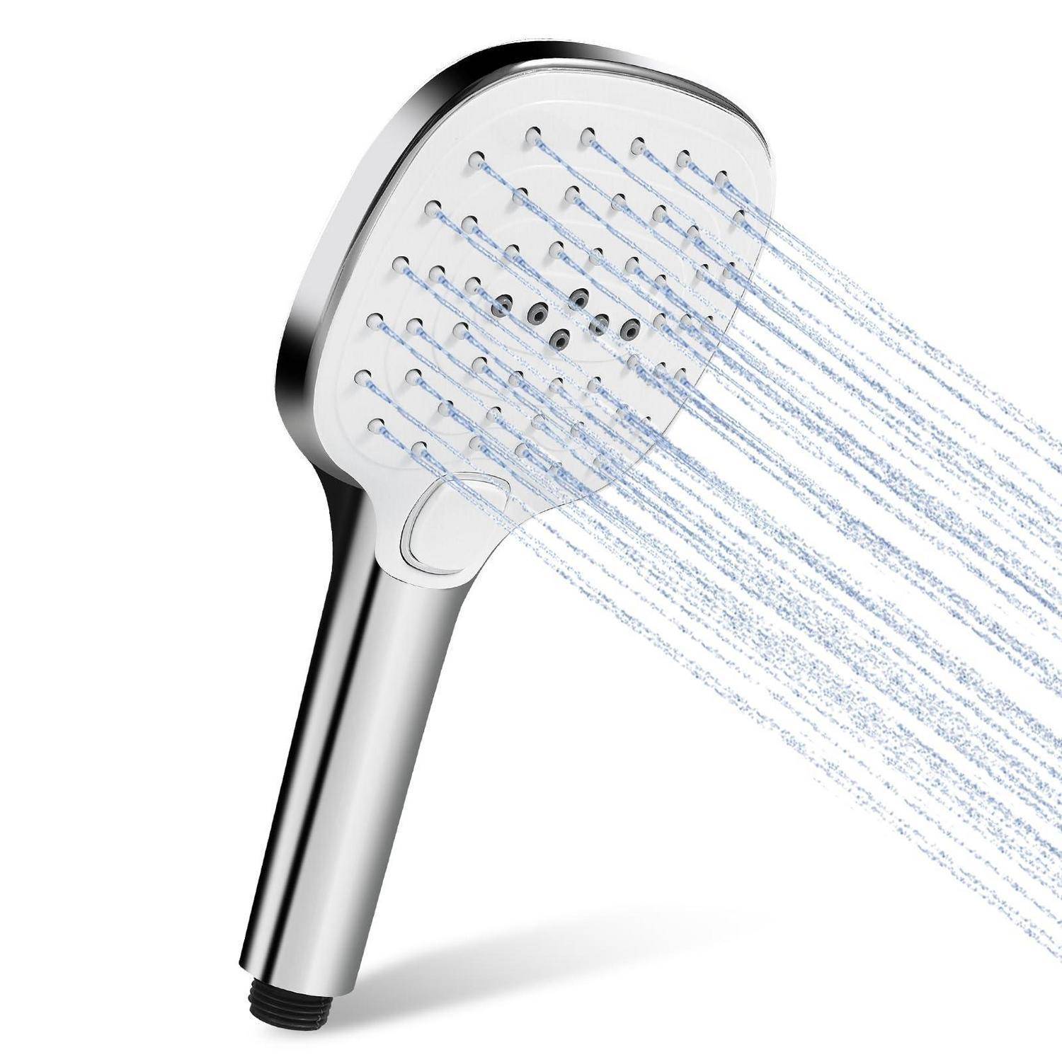 Chrom-Handbrause sprüht mehrere Wasserstrahlen nach rechts auf weißem Hintergrund.