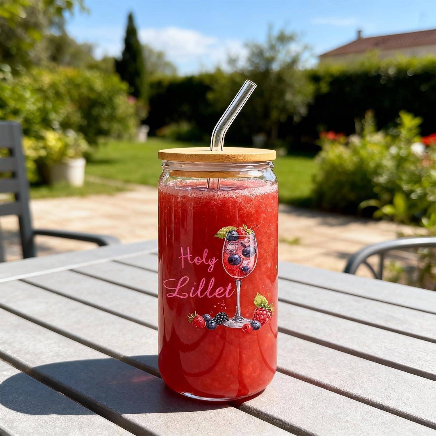 Ein rotes Fruchtgetränk in einem Glasgefäß mit Strohhalm und Holzdeckel, mit der Aufschrift „Holy Lillet