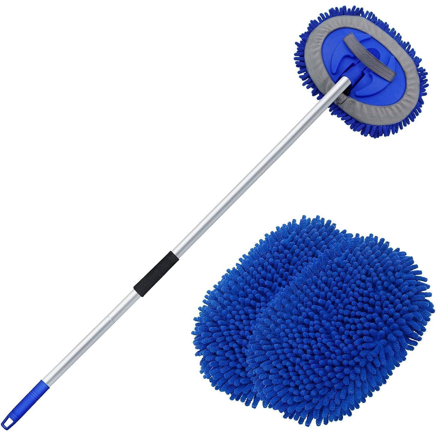 Blauer Mikrofaser-Wischmopp mit langem silbernem Griff und separatem blauem Chenille-Wischmoppkopf auf weißem Hintergrund.