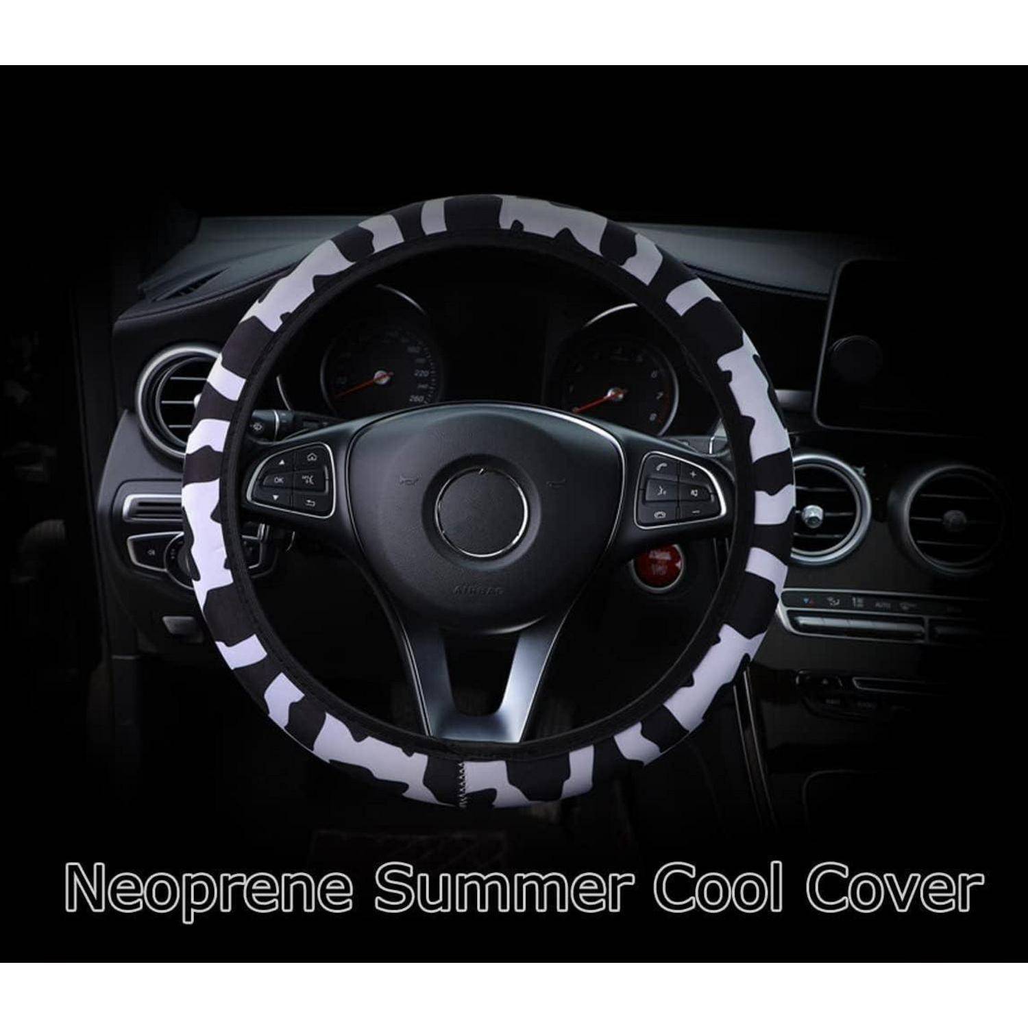 Autolenkrad mit schwarzweißer Neoprenabdeckung im dunklen Autoinnenraum; der Text lautet „Neoprene Summer Cool Cover".