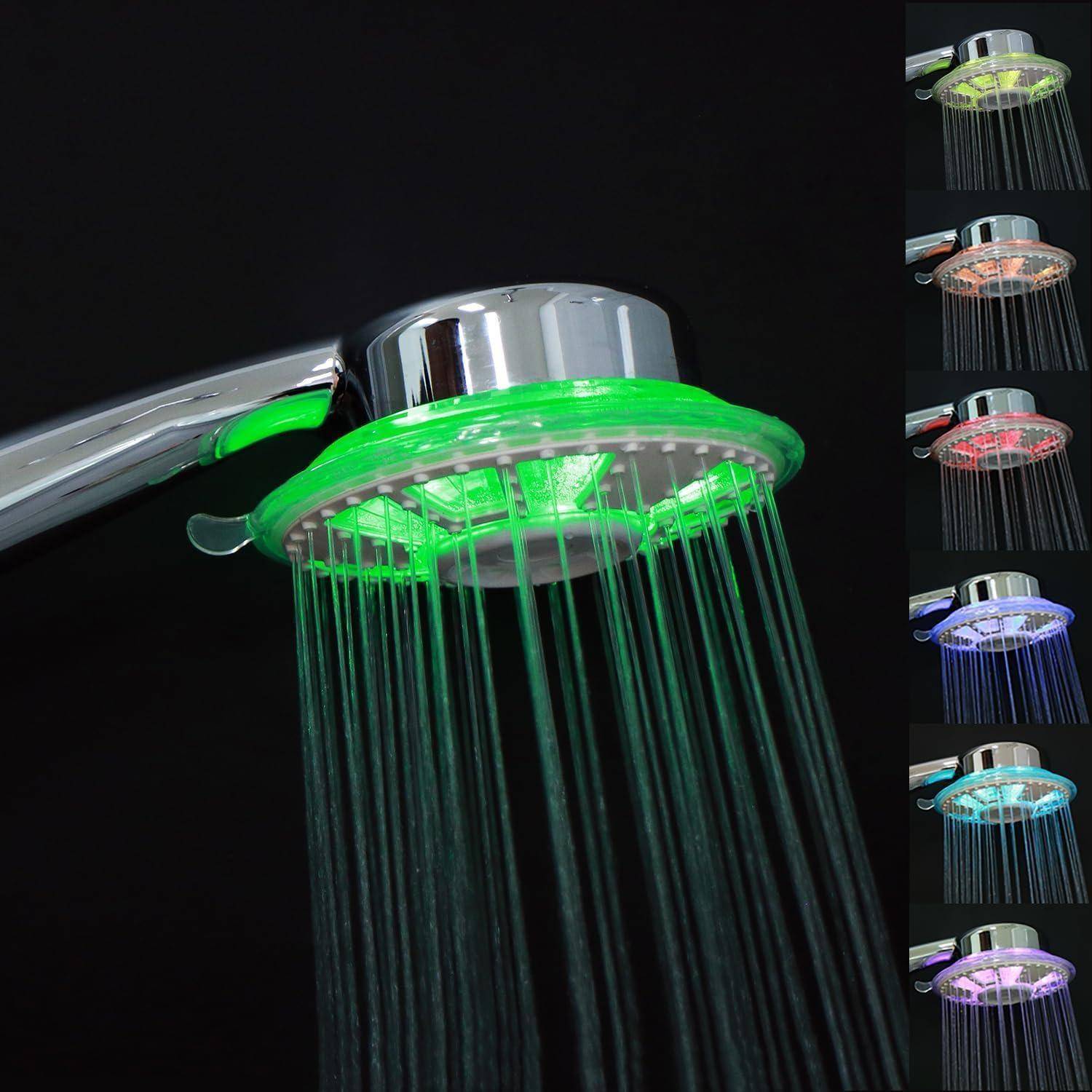 Nahaufnahme eines verchromten Duschkopfes, aus dem Wasser sprüht, mit einem grün beleuchteten LED-Ring; seitliche Miniaturen zeigen denselben Duschkopf in verschiedenen Lichtfarben.