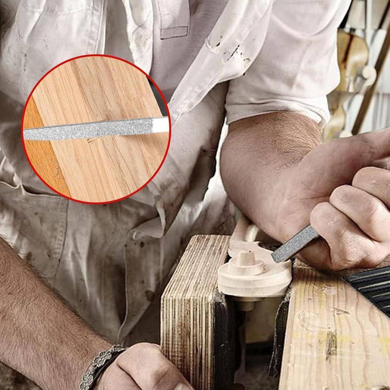 Nahaufnahme eines Handwerkers, der ein Holzwerkzeug oder -teil in einer Werkstatt mit einer Feile bearbeitet, mit einer Vergrößerung, die zeigt, wie die Feile die Holzoberfläche glätt.