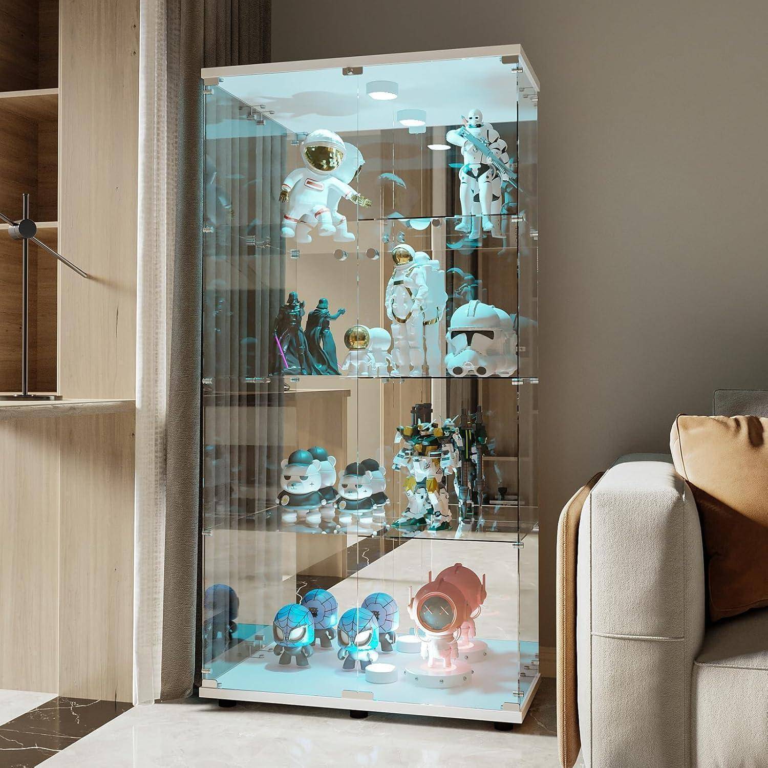 Glasvitrine gefüllt mit Astronauten-Figuren und Roboter-Sammelfiguren in einem modernen Wohnzimmer neben einem Sofa.