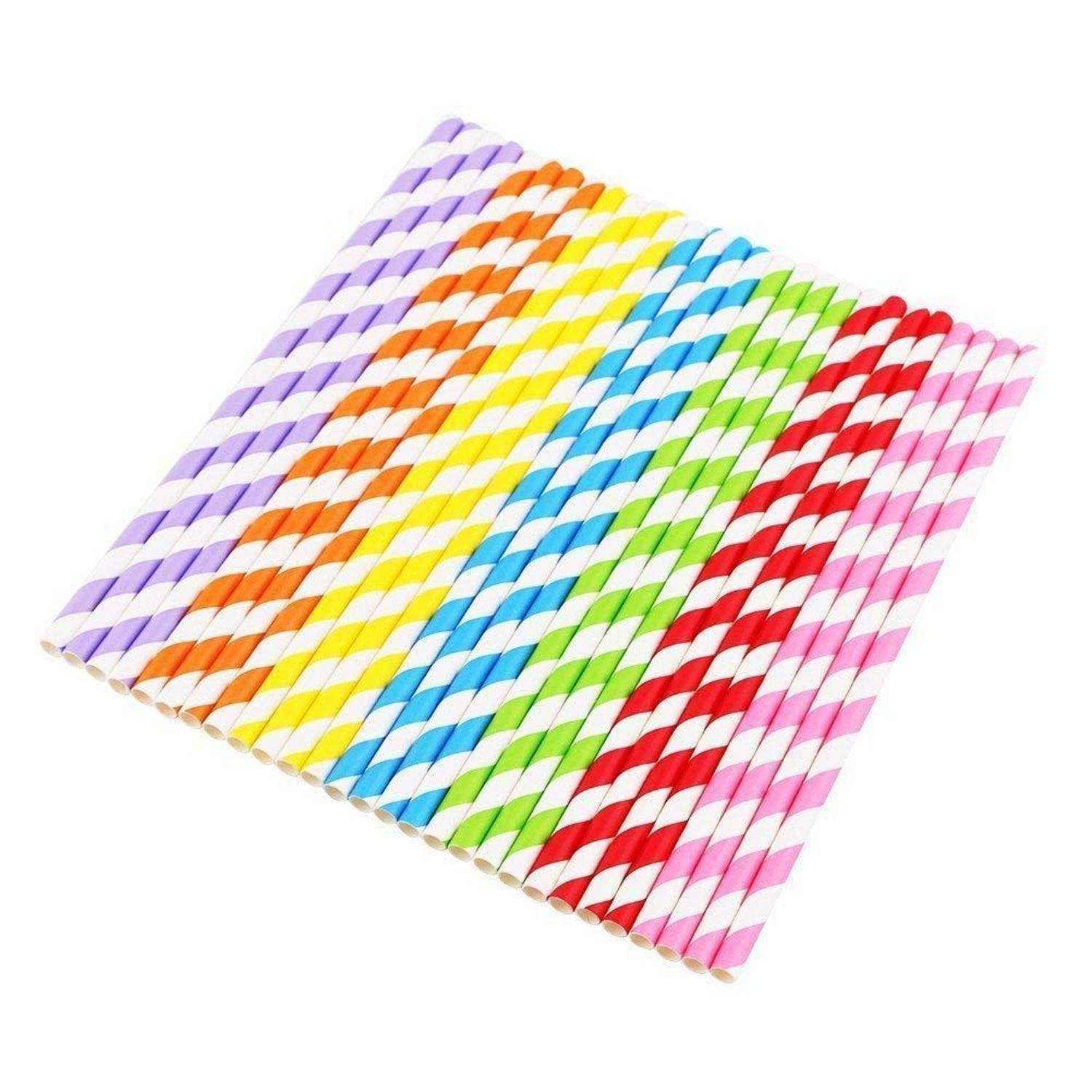 Sortierte bunte gestreifte Papiertrinkhalme ordentlich zu einem quadratischen Bündel auf weißem Hintergrund angeordnet.