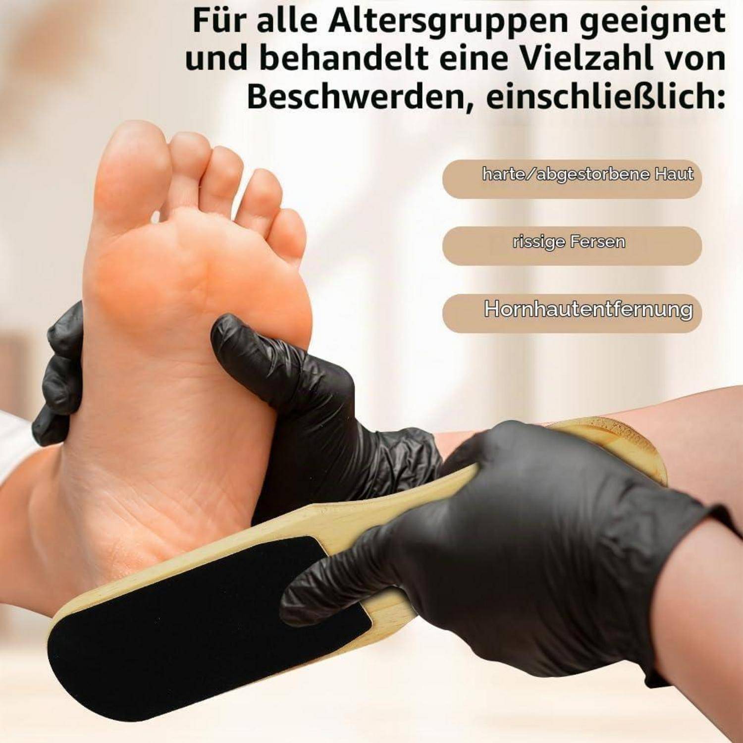 Behandschuhte Hände verwenden eine Fußfeile auf einem nackten Fuß; der Text besagt, dass sie für alle Altersgruppen geeignet ist und Hornhaut, rissige Fersen und Schwielen entfernt.