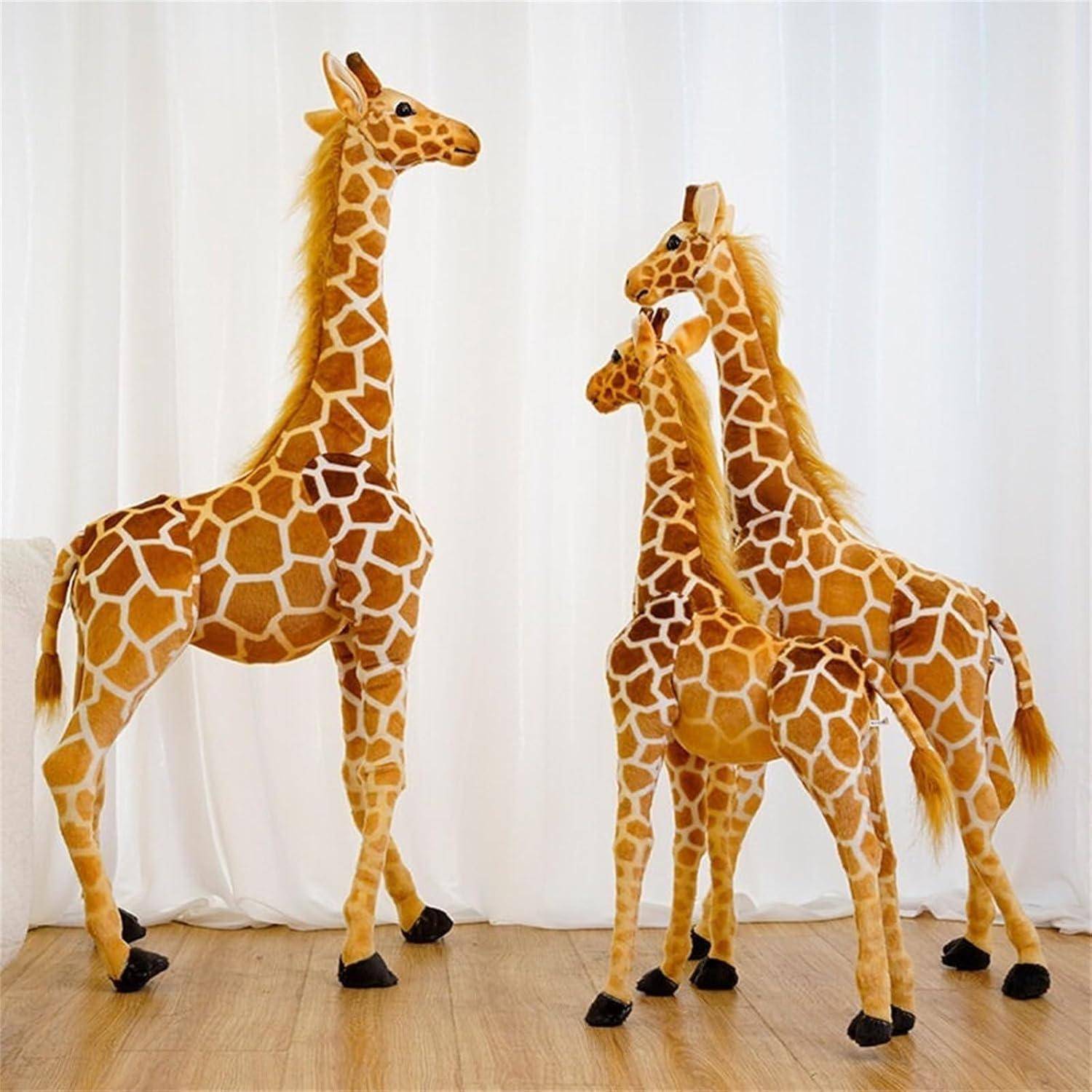 Drei Giraffen-Figuren stehen zusammen auf einem Holzboden vor einem weißen VorhangHintergrund, vermutlich Plüschtiere oder Skulpturen.