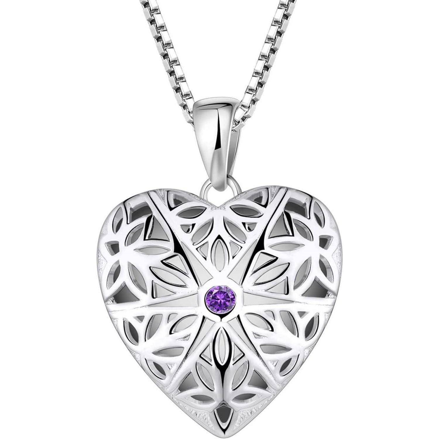 Herzförmiger Silberfiligran-Anhängerschmuck mit einem kleinen violetten Edelstein in der Mitte