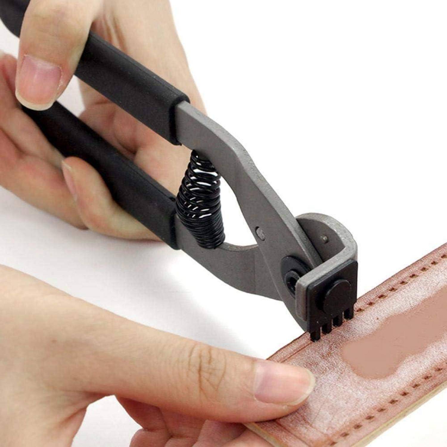 Hand, die ein Lederkantenschärfer-Werkzeug verwendet, um eine Rille entlang der genähten Kante eines Ledergurts zu drücken.