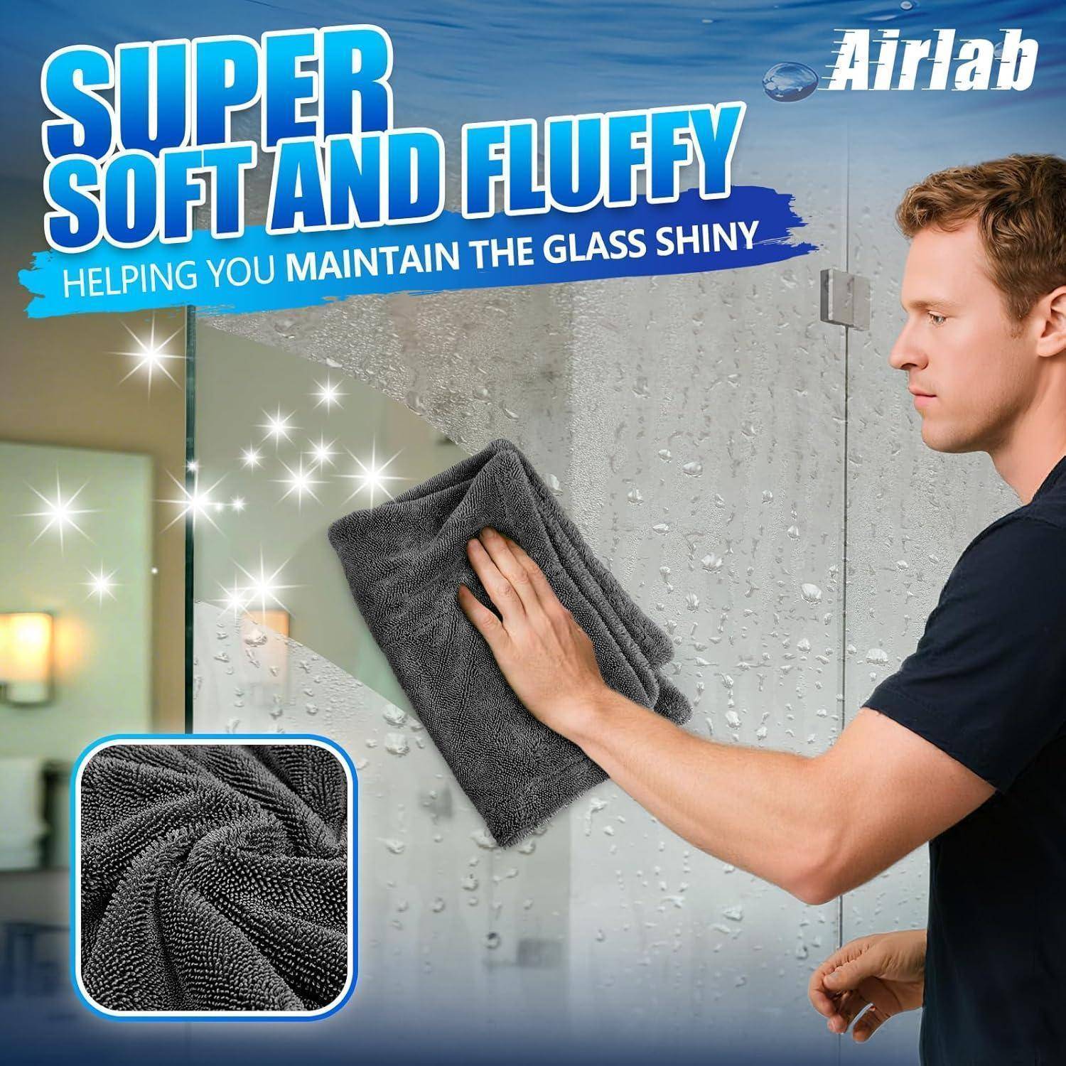 Werbeanzeige, die einen Mann zeigt, der eine nasse Glastür einer Dusche mit einem grauen Mikrofasertuch reinigt, und „Super Soft and Fluffy