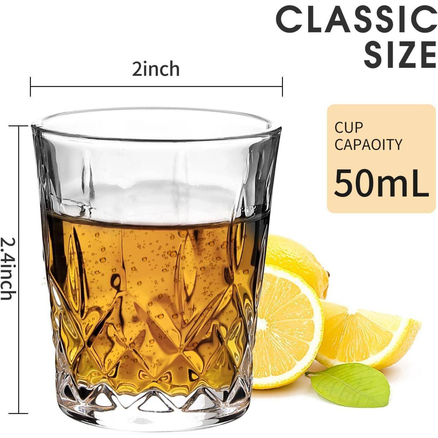 Produktbild eines kleinen facettierten Glases, mit einer Breite von 2 Zoll und einer Höhe von 2,4 Zoll gekennzeichnet, mit einer Becherkapazität von 50 ml, neben Zitronenscheiben gezeigt.