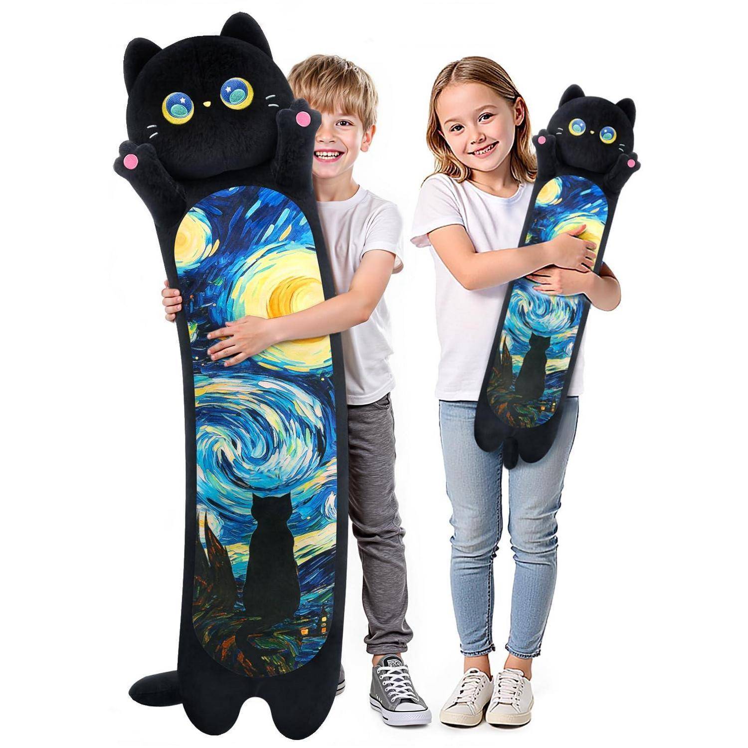 Zwei Kinder, die große schwarze katzenförmige Spielbrettabdeckungen mit bunten Wirbelmuster halten, stehen vor einem weißen Hintergrund.