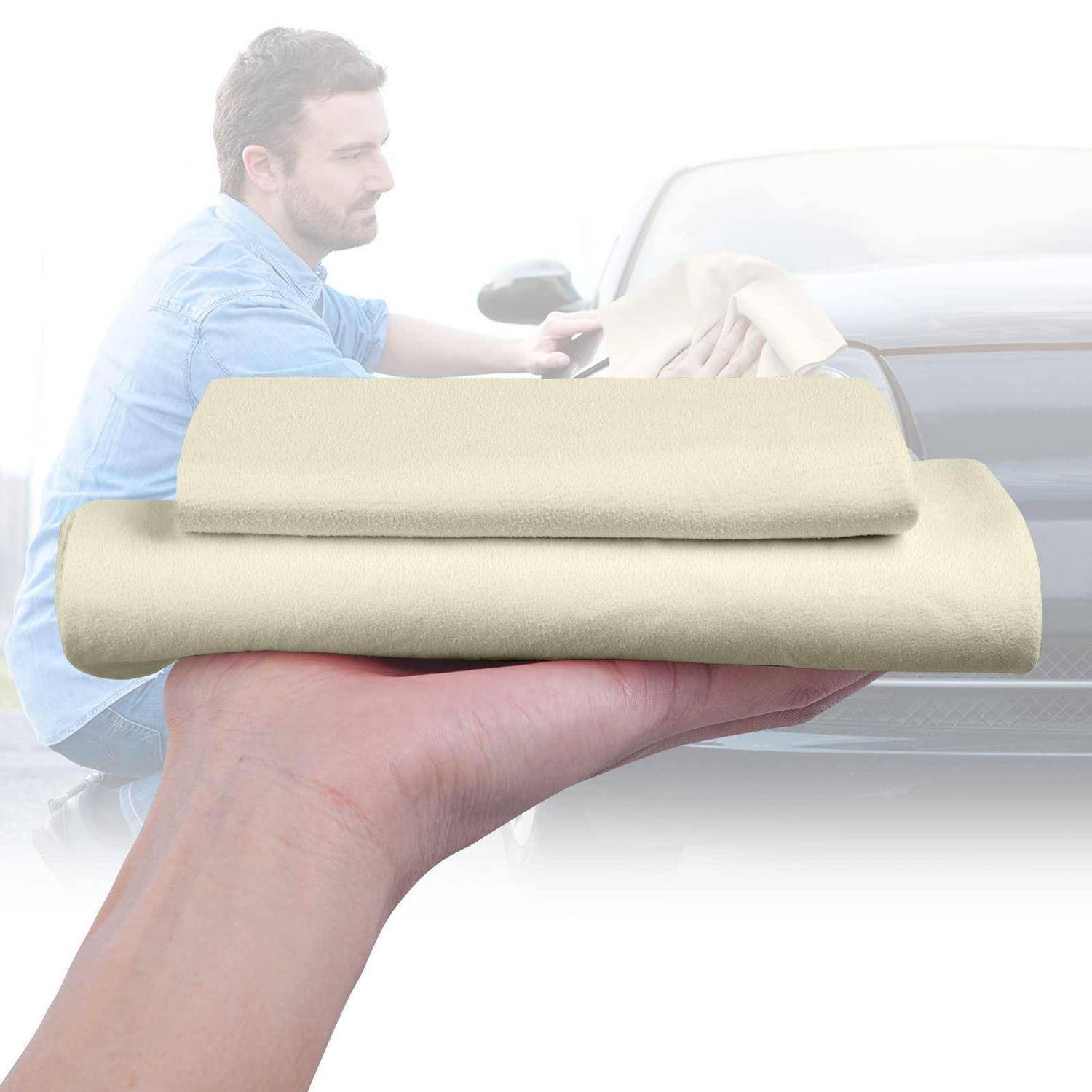Hand hält gefalteten beigen Stoff oder Handtücher im Vordergrund, mit einem Mann, der sich in einem Auto im Hintergrund lehnt.