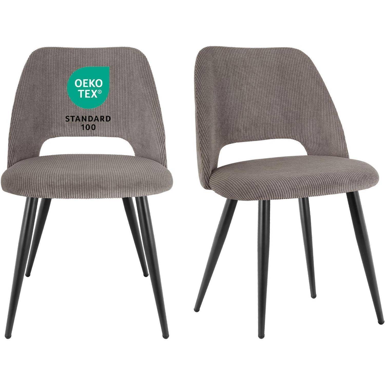 Paar grauer gepolsterter Esszimmerstühle mit schwarzen Beinen; einer zeigt das OEKO-TEX Standard 100 Etikett auf der Rückenlehne.