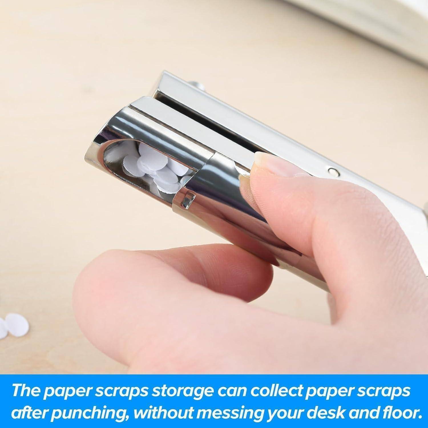 Hand mit einem Chrompapierlocher mit integriertem Abfallbehälter, der gelochte Papierkreise hält und den Schreibtisch sauber hält.