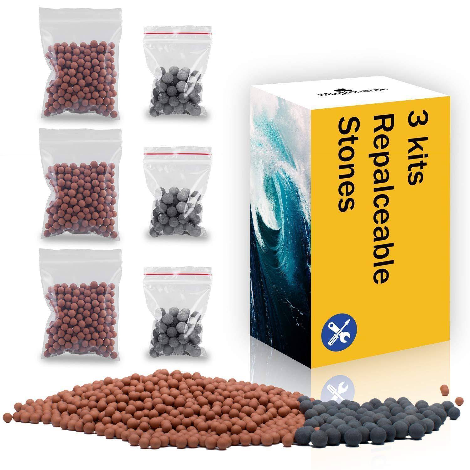 Produktbild des Ersatzfiltermaterials: drei Kits aus braunen und schwarzen Steinen, dargestellt in sechs Beuteln, mit einer Schachtel mit der Bezeichnung „3 Kits austauschbare Steine