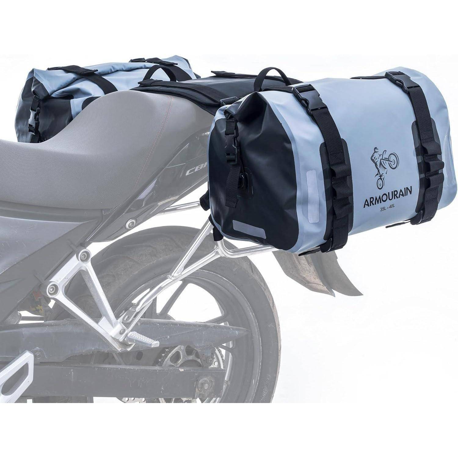 Motorrad mit wasserdichten Seitentaschen, die am Heck montiert sind, Marke 'AROURAIN', zur Gepäcklagerung.