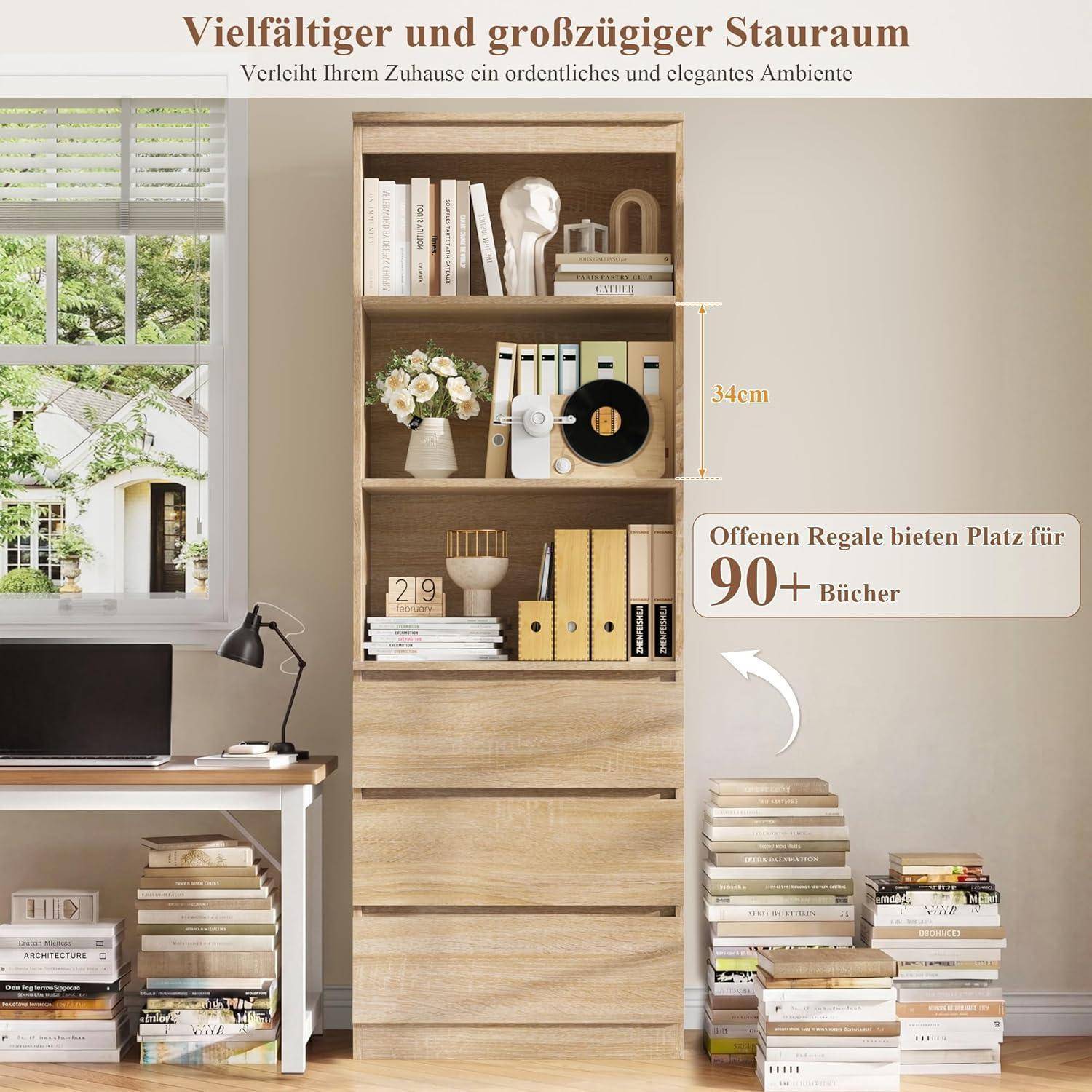 Hohes Holzregal mit offenen Regalen und Schubladen in einem hellen Raum, das als großzügiger Stauraum für über 90 Bücher gezeigt wird; deutscher Text hebt die Regaltiefe von 34 cm und organisierte Wohnausstattung hervor.