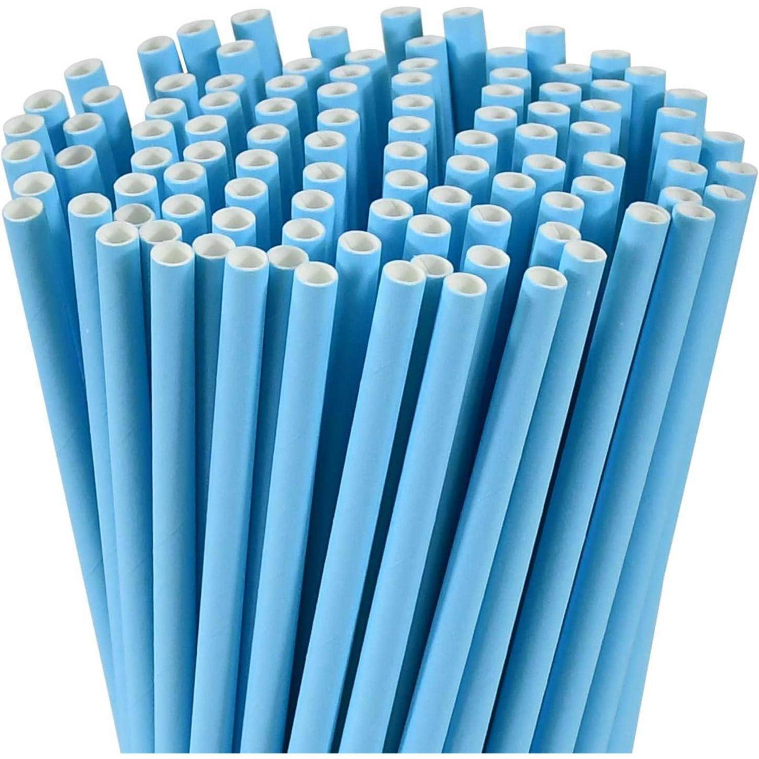 Ein Bündel hellblauer Trinkhalme von oben betrachtet, das viele dicht zusammen gepackte hohle Enden zeigt.