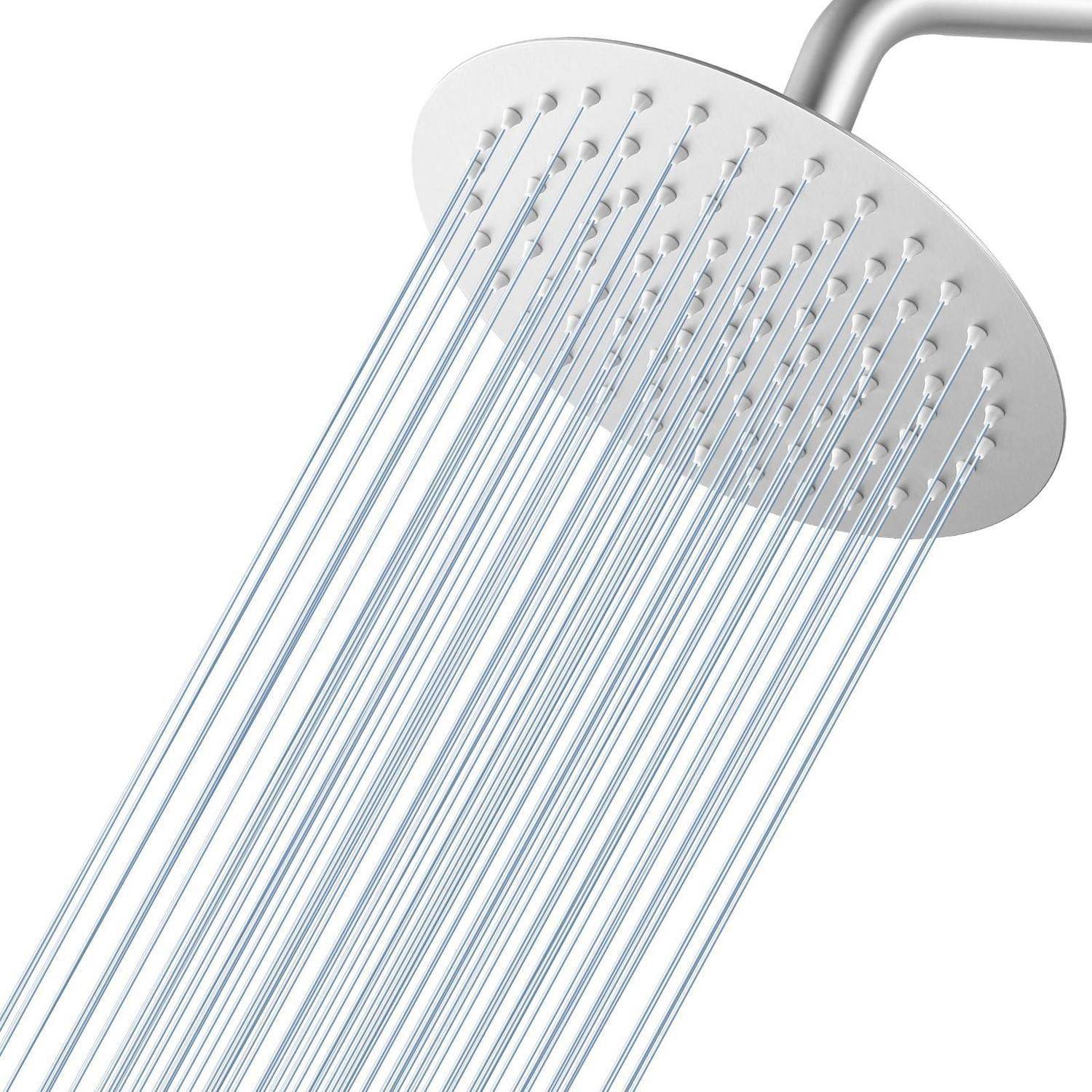 Nahaufnahme eines modernen runden Duschkopfes, der viele dünne Wasserstrahlen gegen einen weißen Hintergrund sprüht.