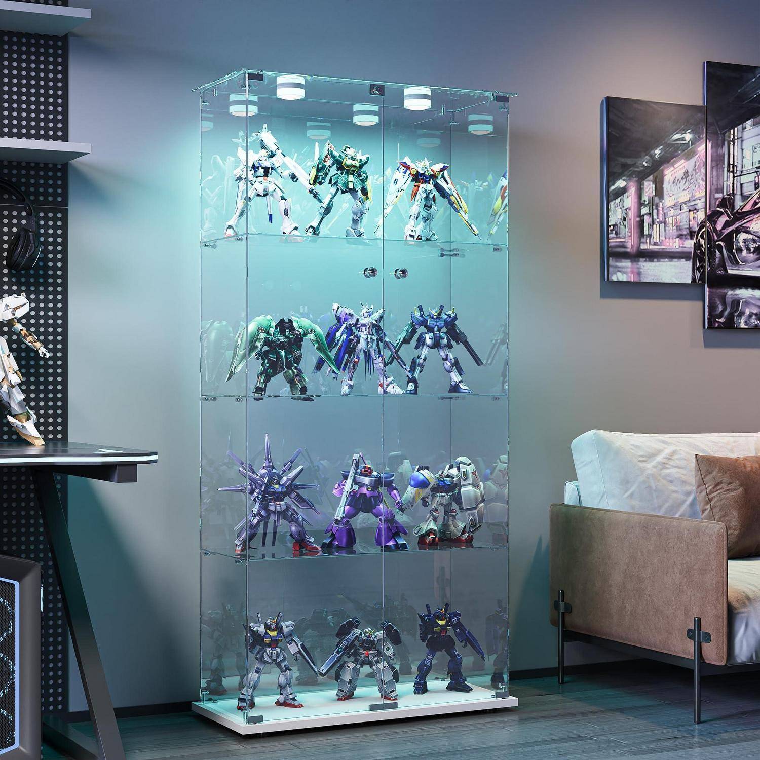 Glasvitrine, die mehrere Gundam-Modellfiguren in einem modernen Raum präsentiert, mit einem Sofa und Wandkunst in der Nähe.